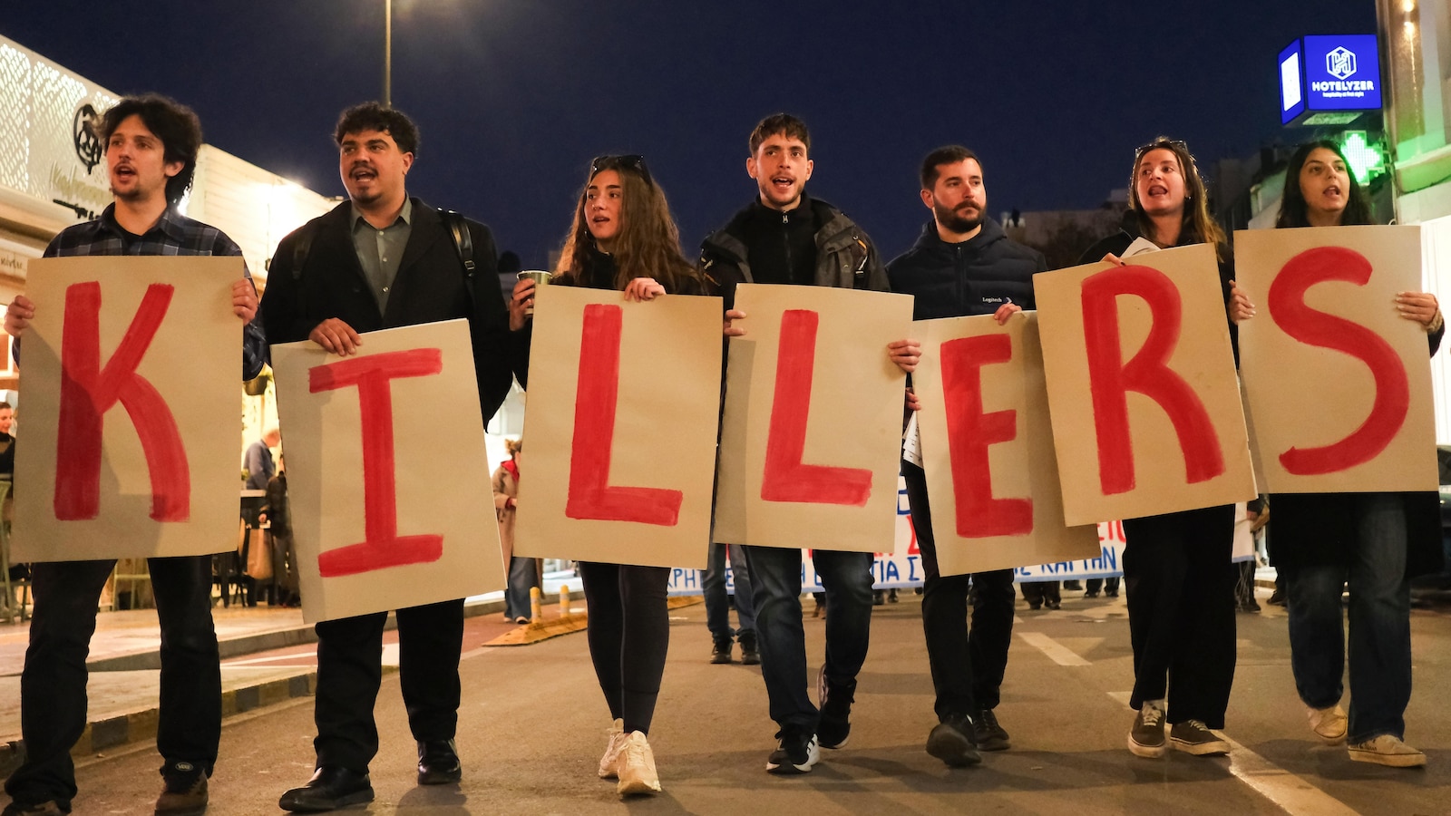Protest op Grieks eiland tegen aangemeerd Amerikaans vliegdekschip terwijl de spanning in Iran toeneemt