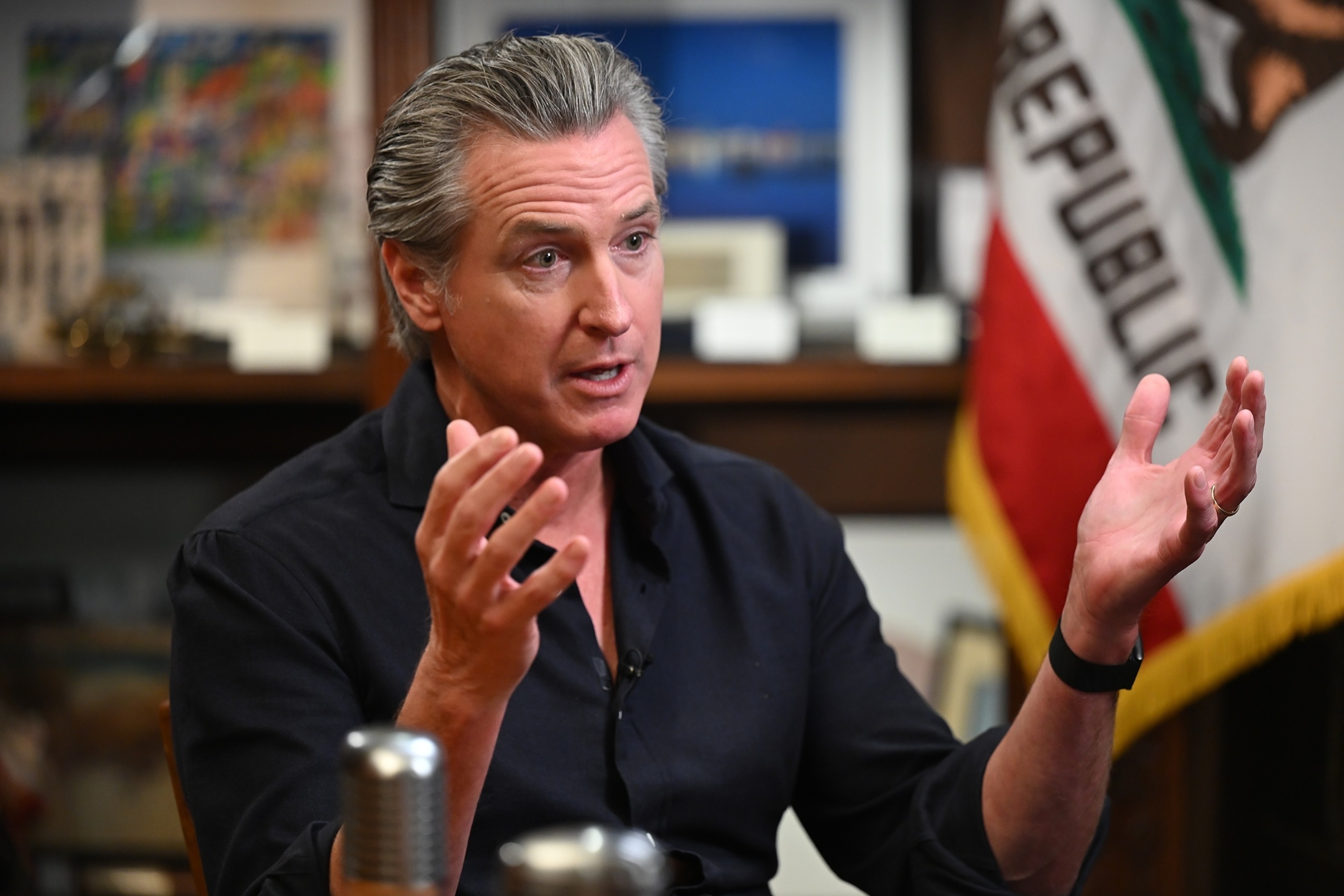 Foto: Jonathan Carl mewawancarai Gubernur California Gavin Newsom "Barisan depan dengan Jonathan Carl" di ABC Berita Langsung.