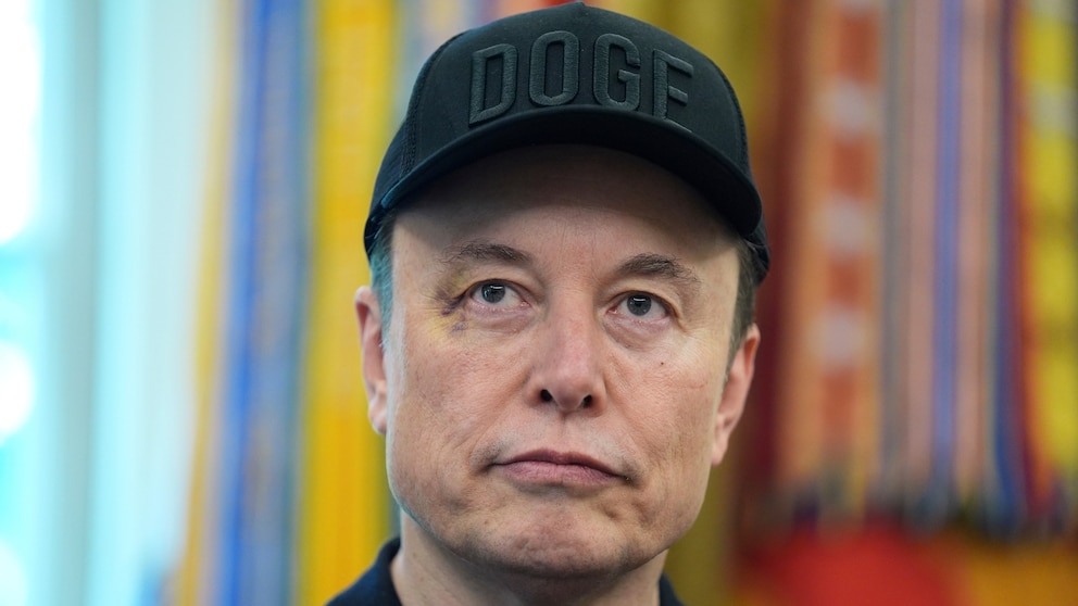 Elon Musk's xAI sues Apple, OpenAI over alleged scheme to dominate AI - ABC News