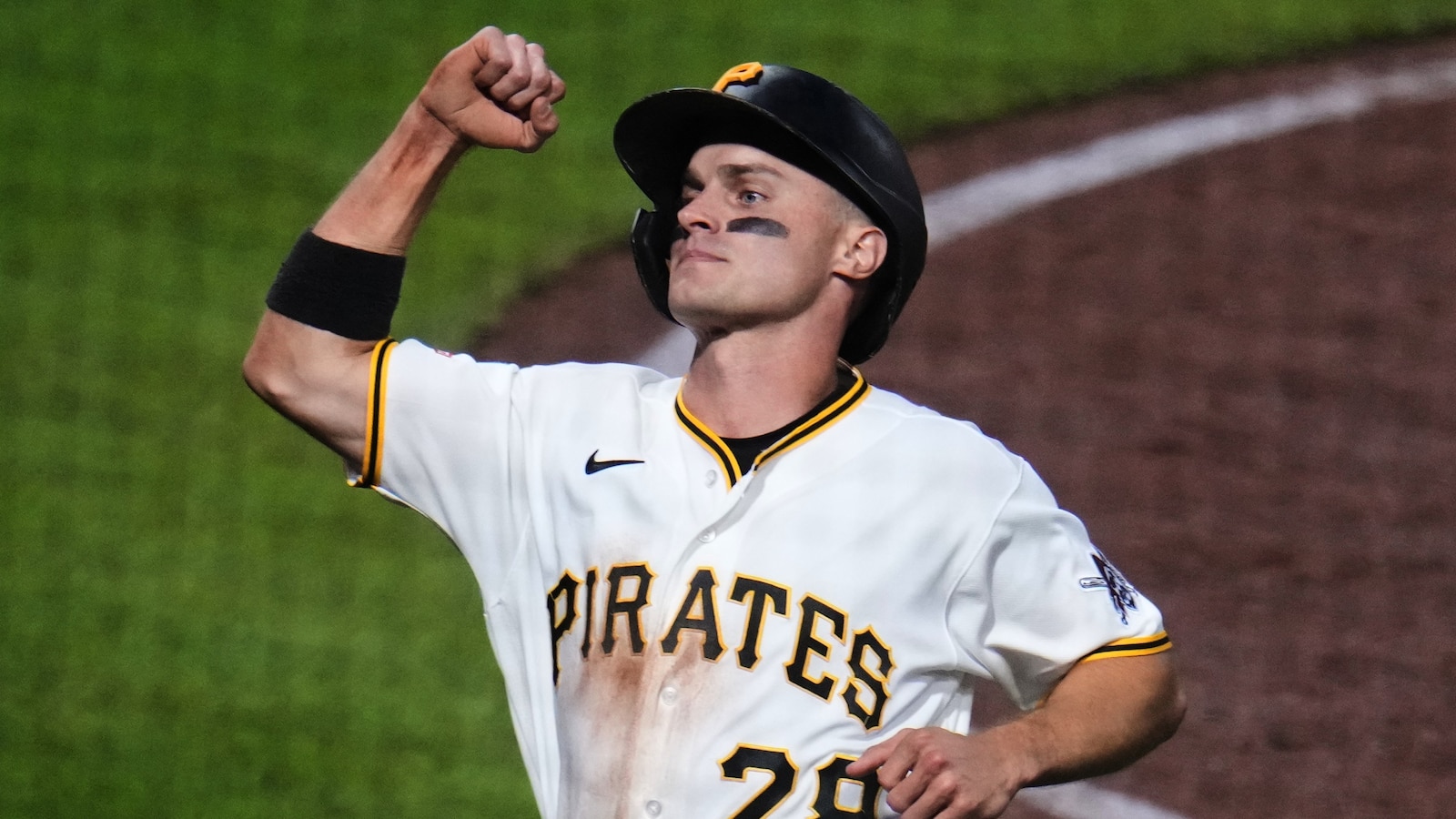 Lowe Delivers Walk-Off Single as Pirates Edge Diamondbacks 3-2