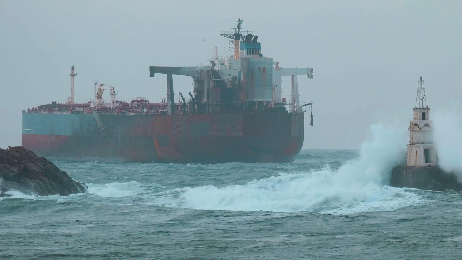 Санкциониран петролен танкер, блокиран в Черно море след предполагаем украински удар