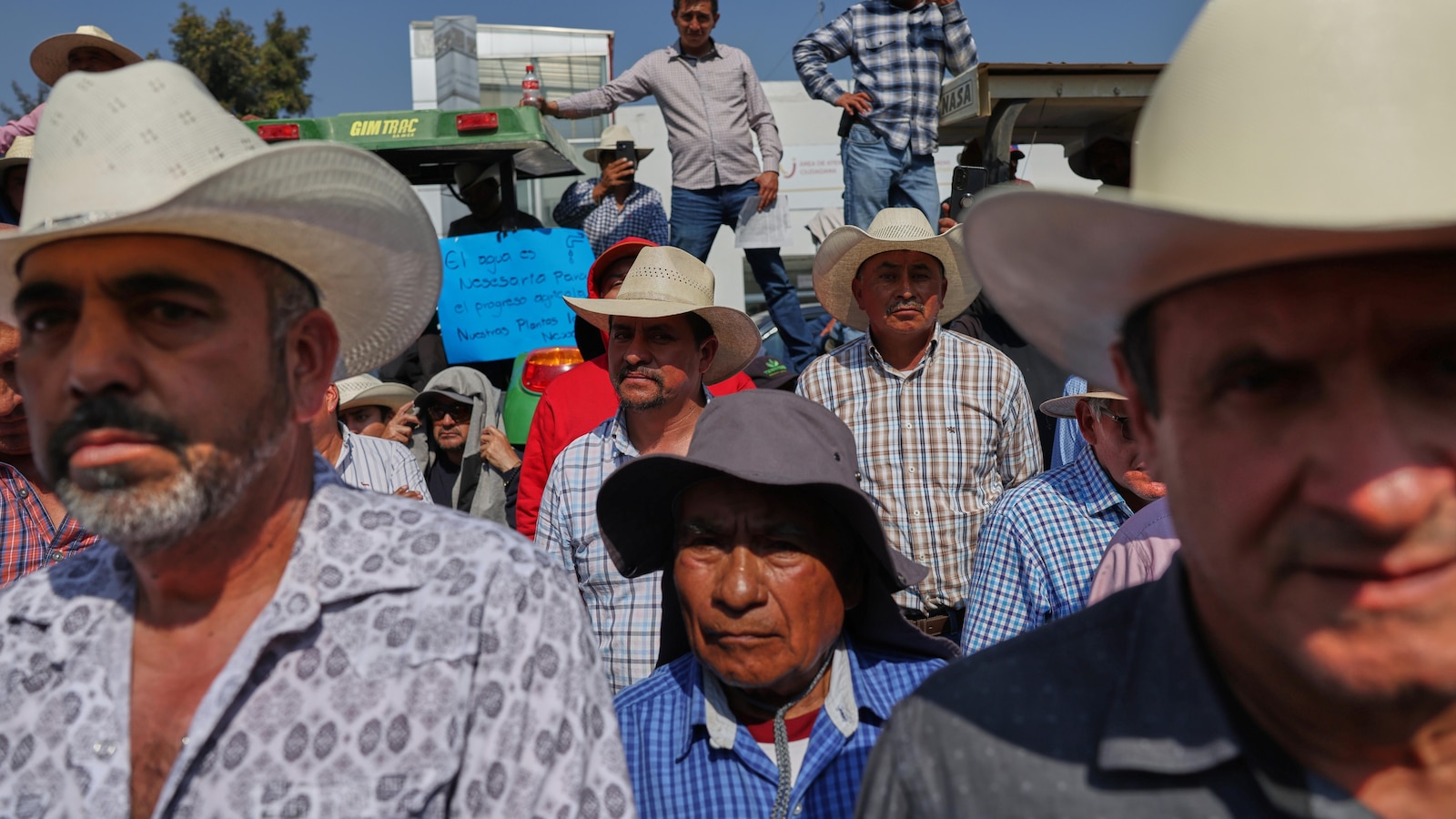 Фермери закараха тракторите си в Мексико Сити за да протестират