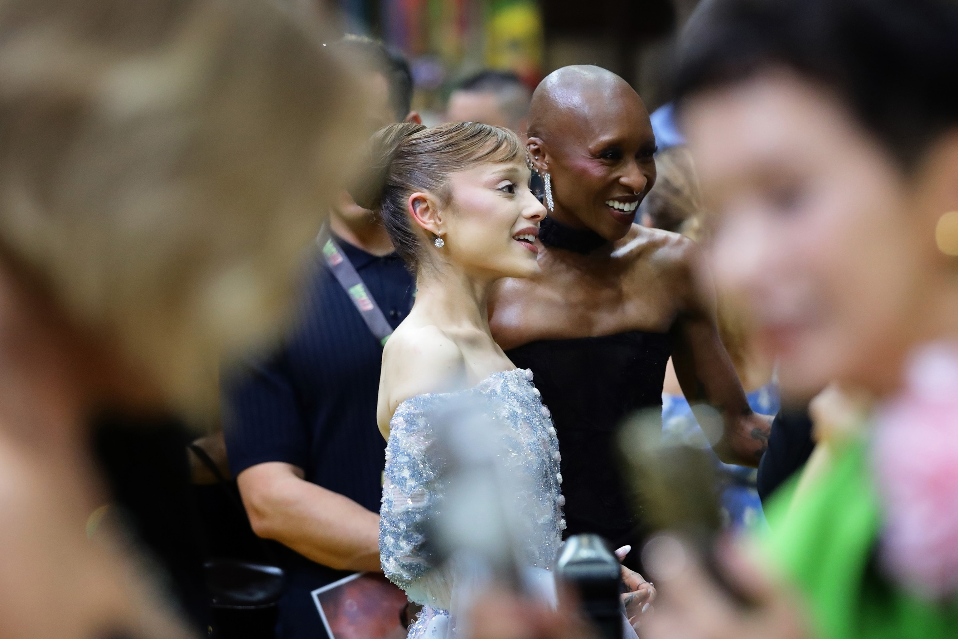 Condenan a 9 días de prisión al intruso que abordó a Ariana Grande en el estreno de “Wicked” en Singapur