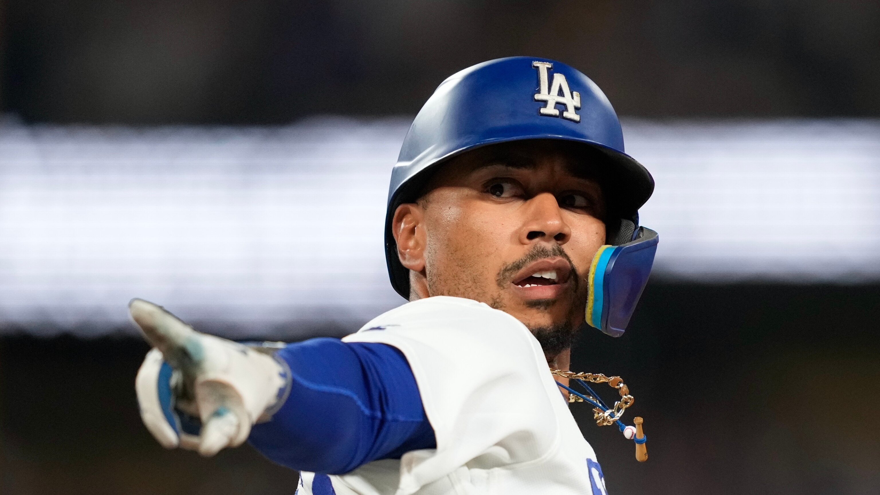 Mookie Betts homers twice and Dodgers go back-to-back twice in 8th