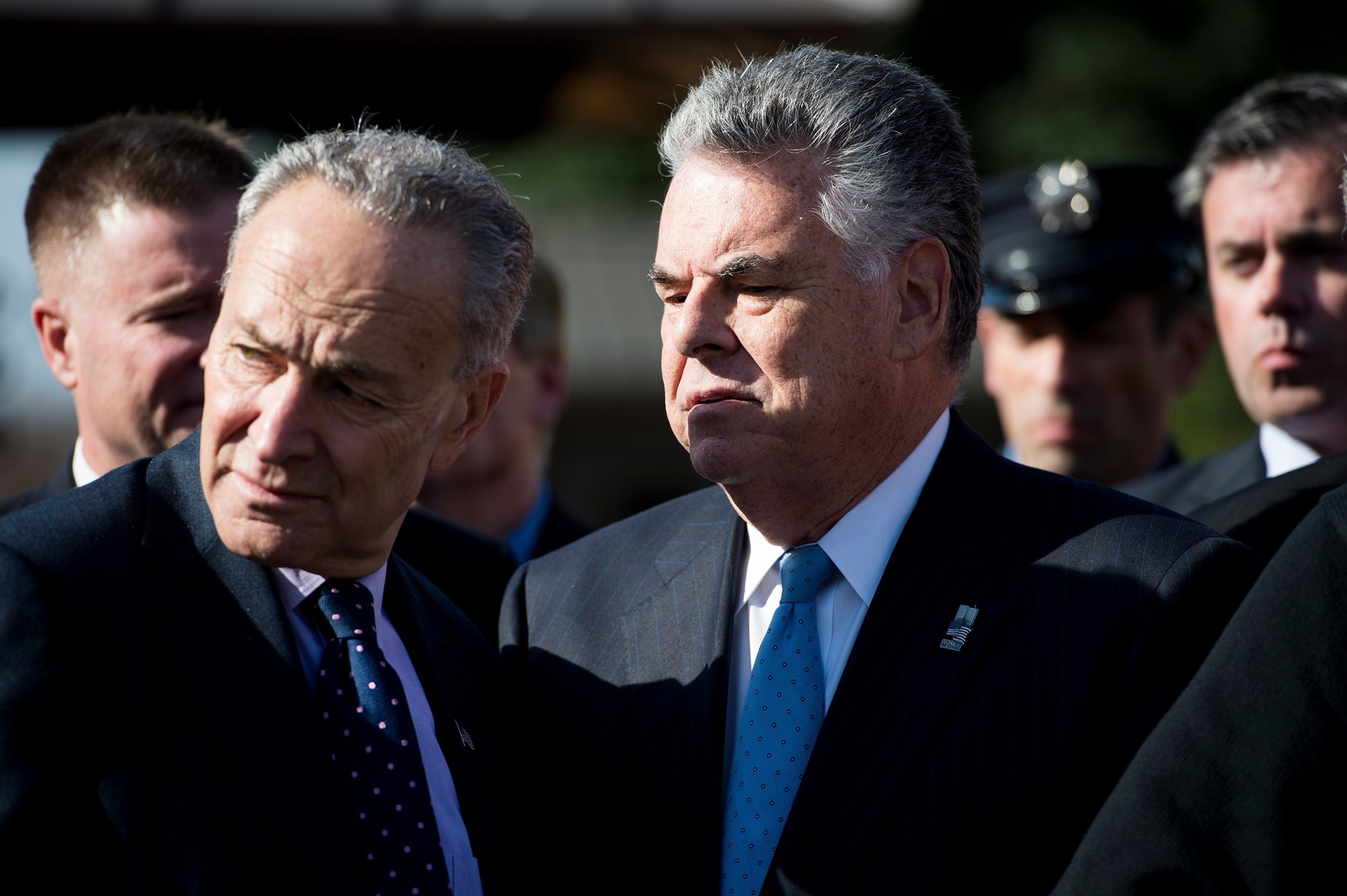 Il senatore Chuck Schumer, democratico di New York, a sinistra, e il deputato Peter King, repubblicano di New York, parlano durante la conferenza stampa in cui si chiede l'approvazione del James Zadroga 9/11 Health and Compensation Reauthorization Act, tenutasi fuori dal Campidoglio, martedì 17 novembre 2015.