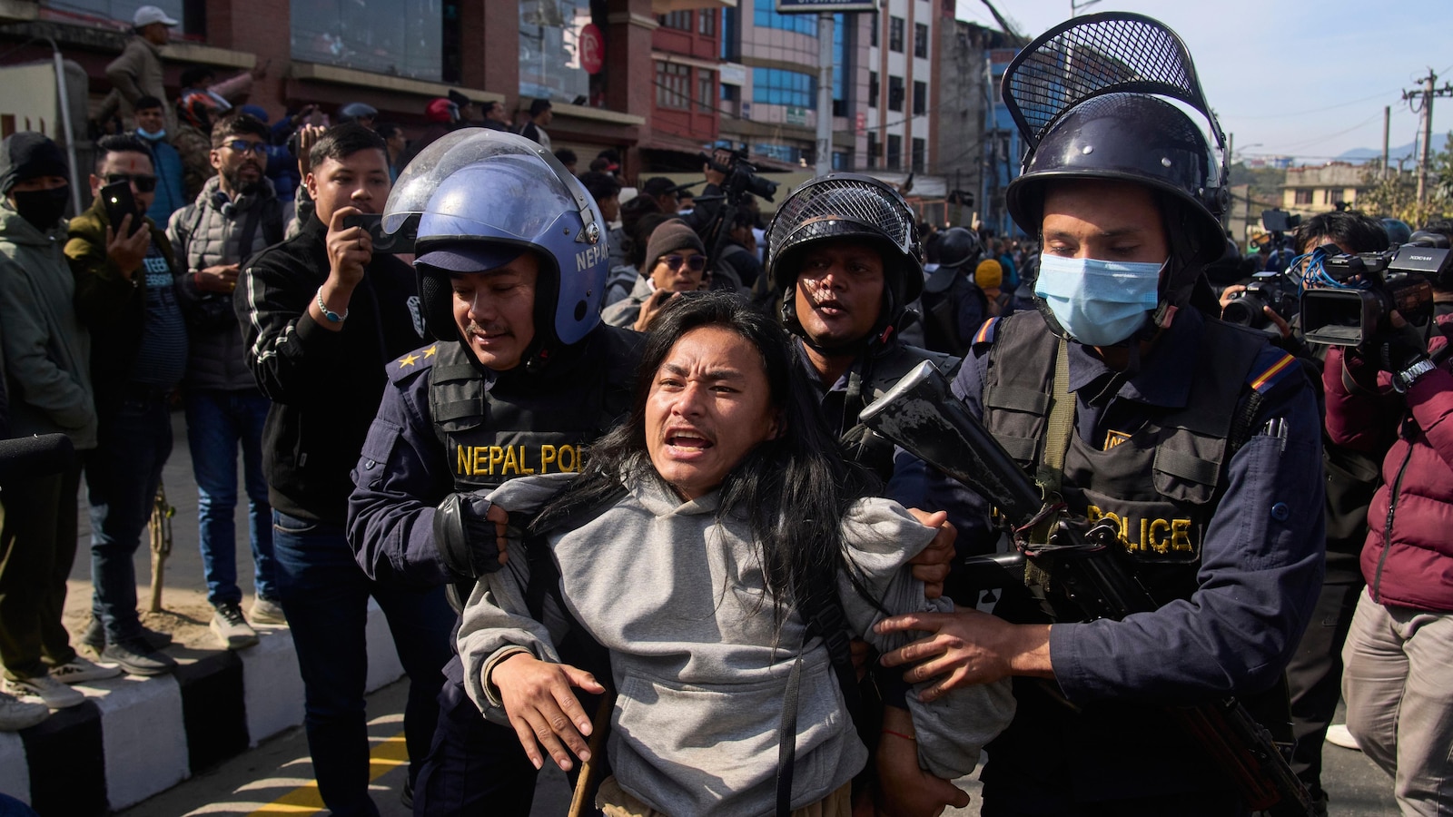 Разочарованието и гневът назряват сред младите протестиращи в Непал които