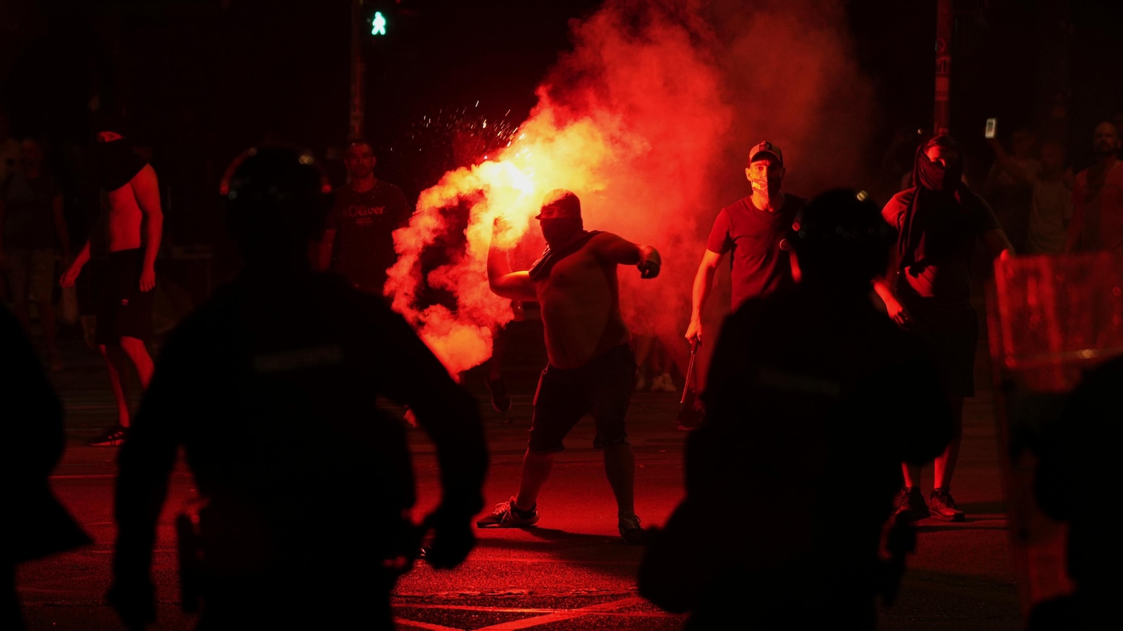 полицията на Сърбия твърди че са задържали десетки демонстранти които