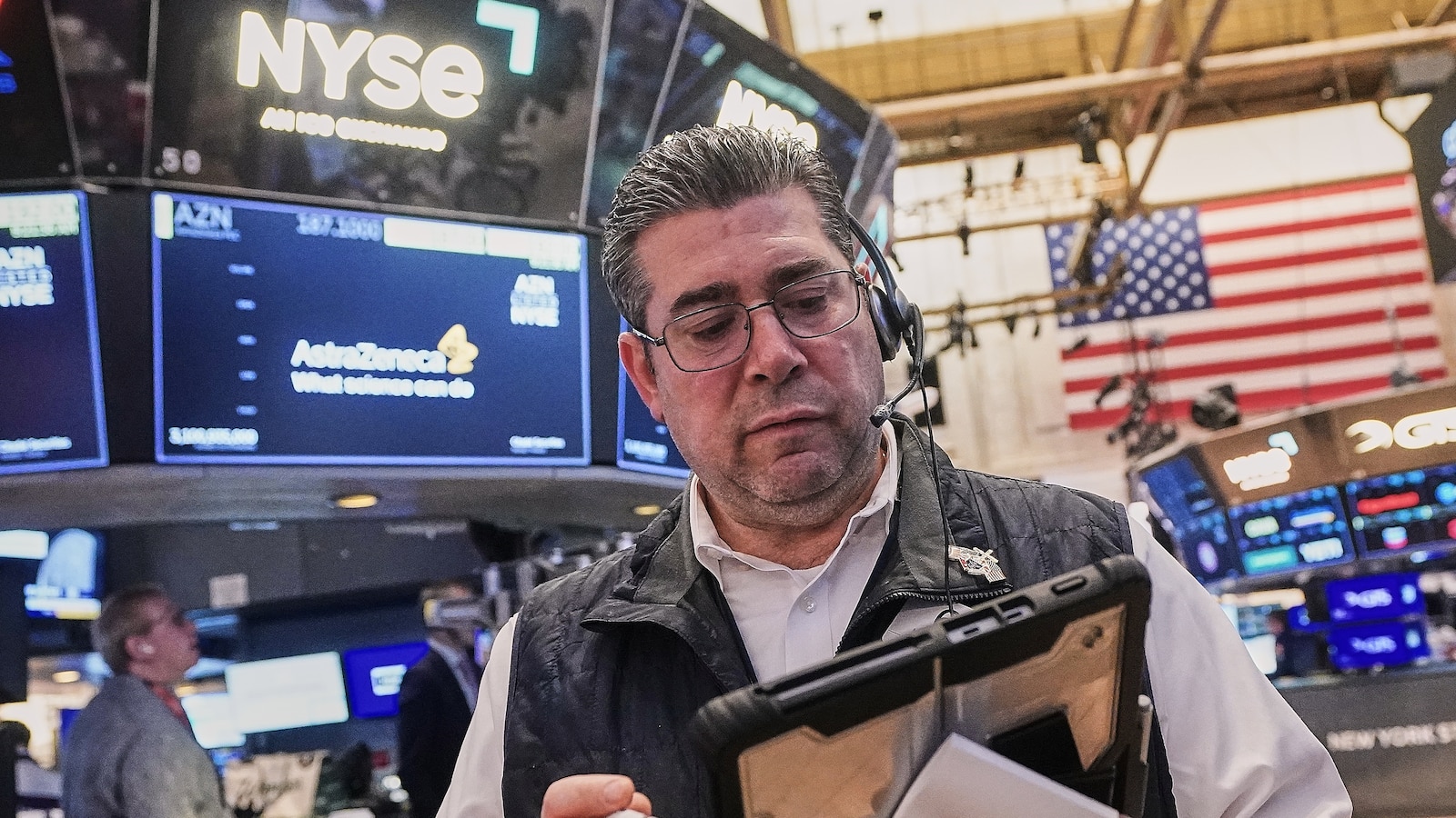 Wall Street mostly loses ground under pressure from rising oil prices