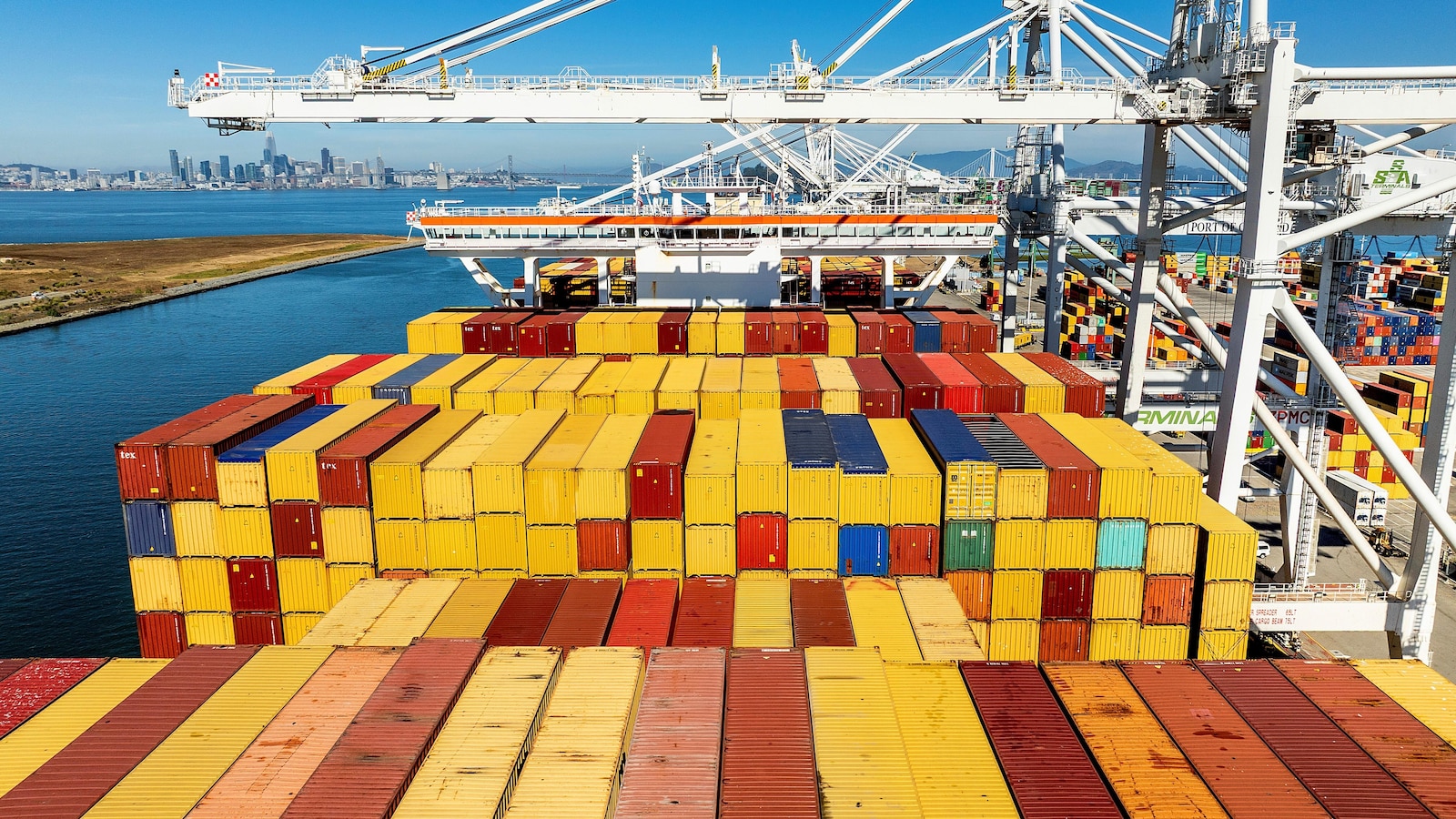 U.S. trade deficit slipped to $901 billion last year amid Trump tariffs