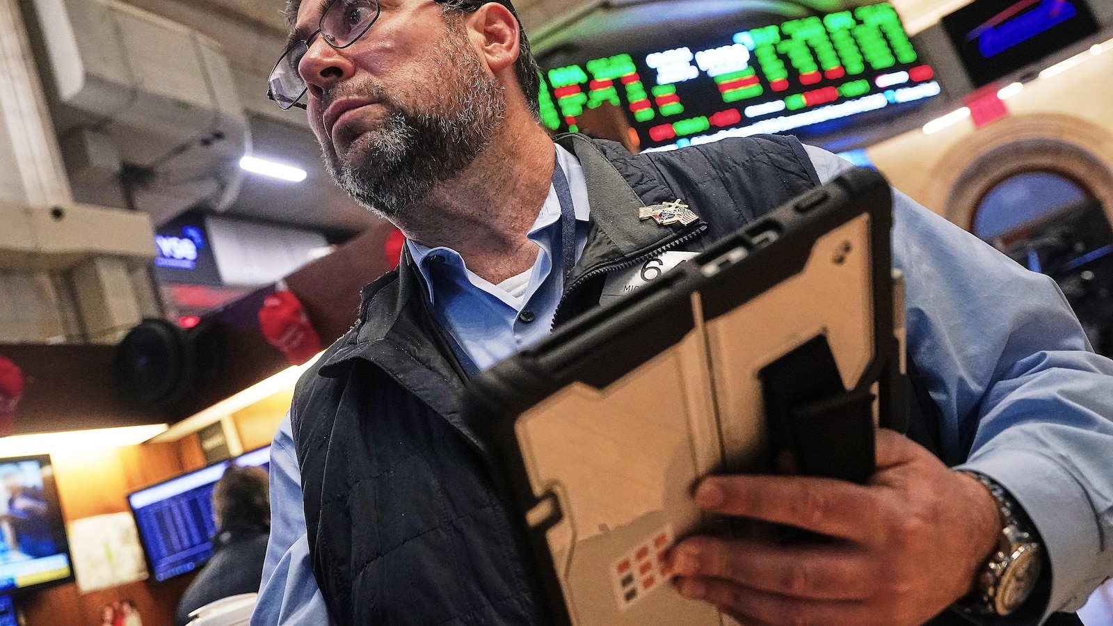 Asian shares are mixed and US futures edge higher after Wall Street steadies