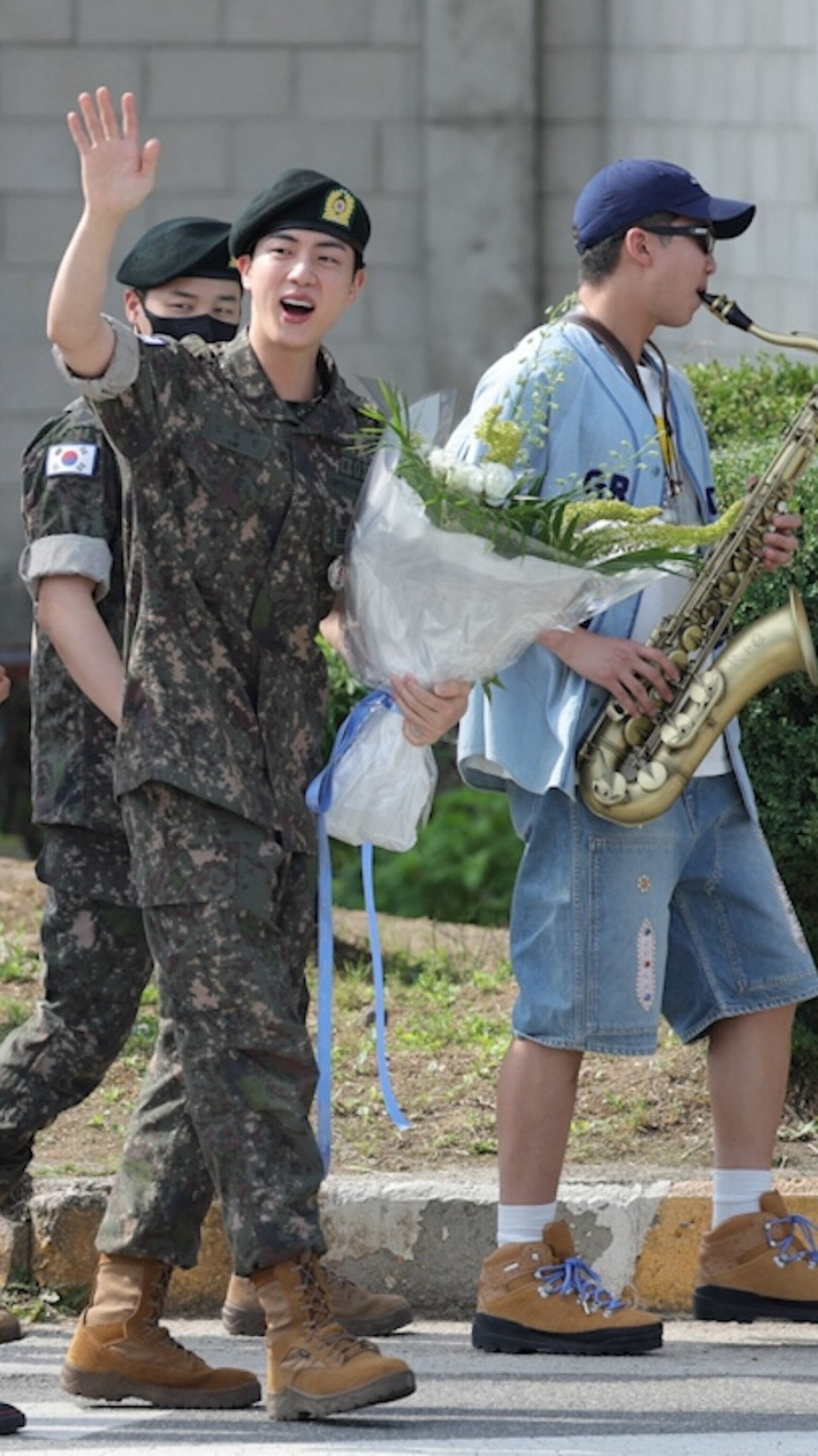 Video BTS members embrace bandmate Jin after he's discharged from