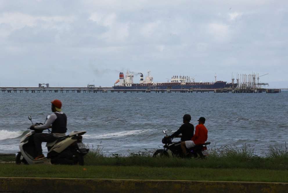 PHOTO: Oil tankers anchored near Puerto Cabello