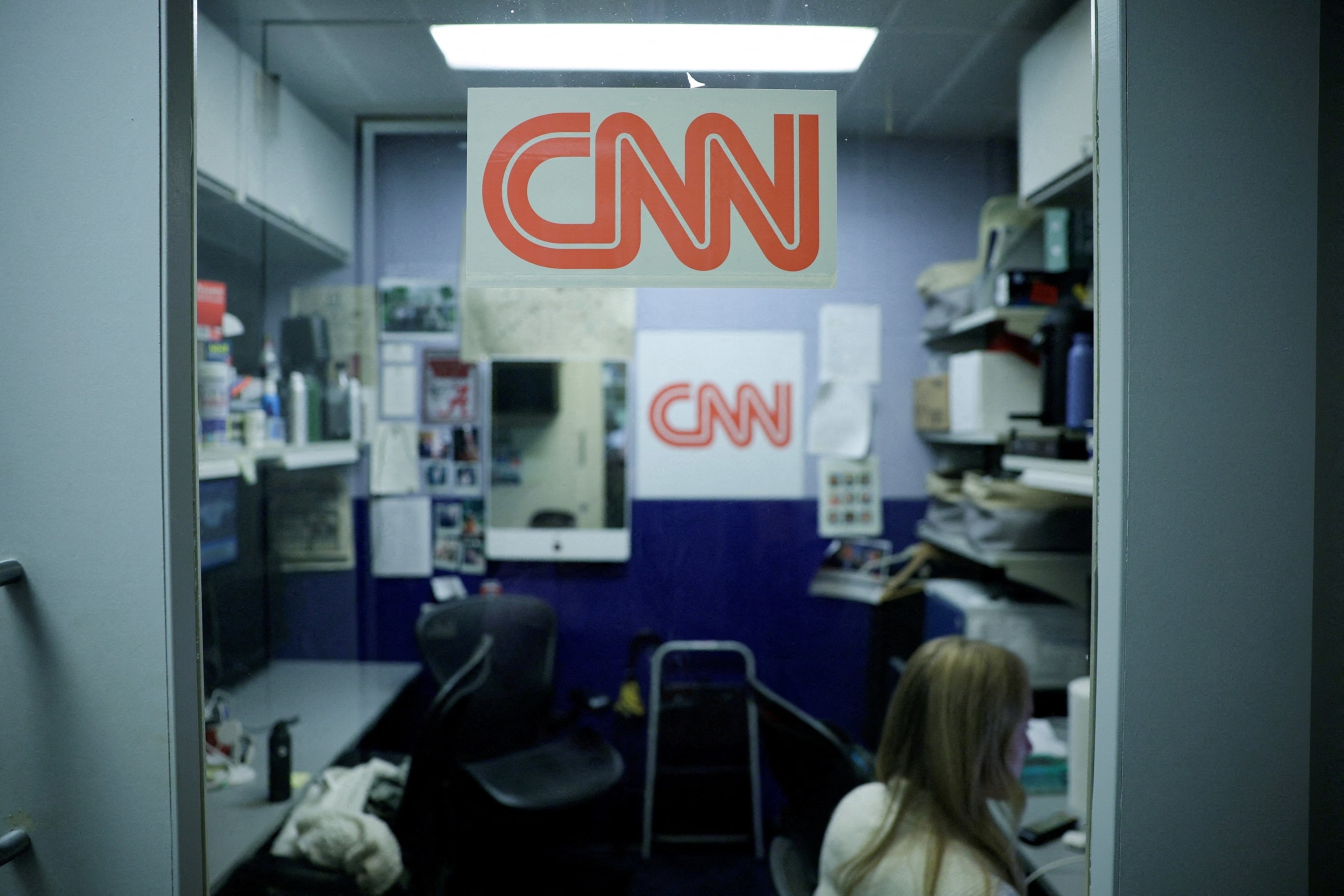 PHOTO: FILE PHOTO: The CNN booth at the White House after US President Donald Trump announced he would ban CNN, MS NOW, and Politico from the White House