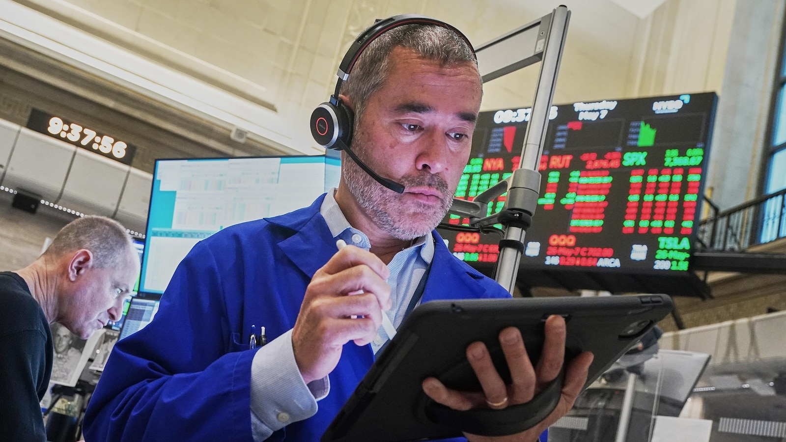US stocks rise to records after a solid jobs report overshadows higher oil prices