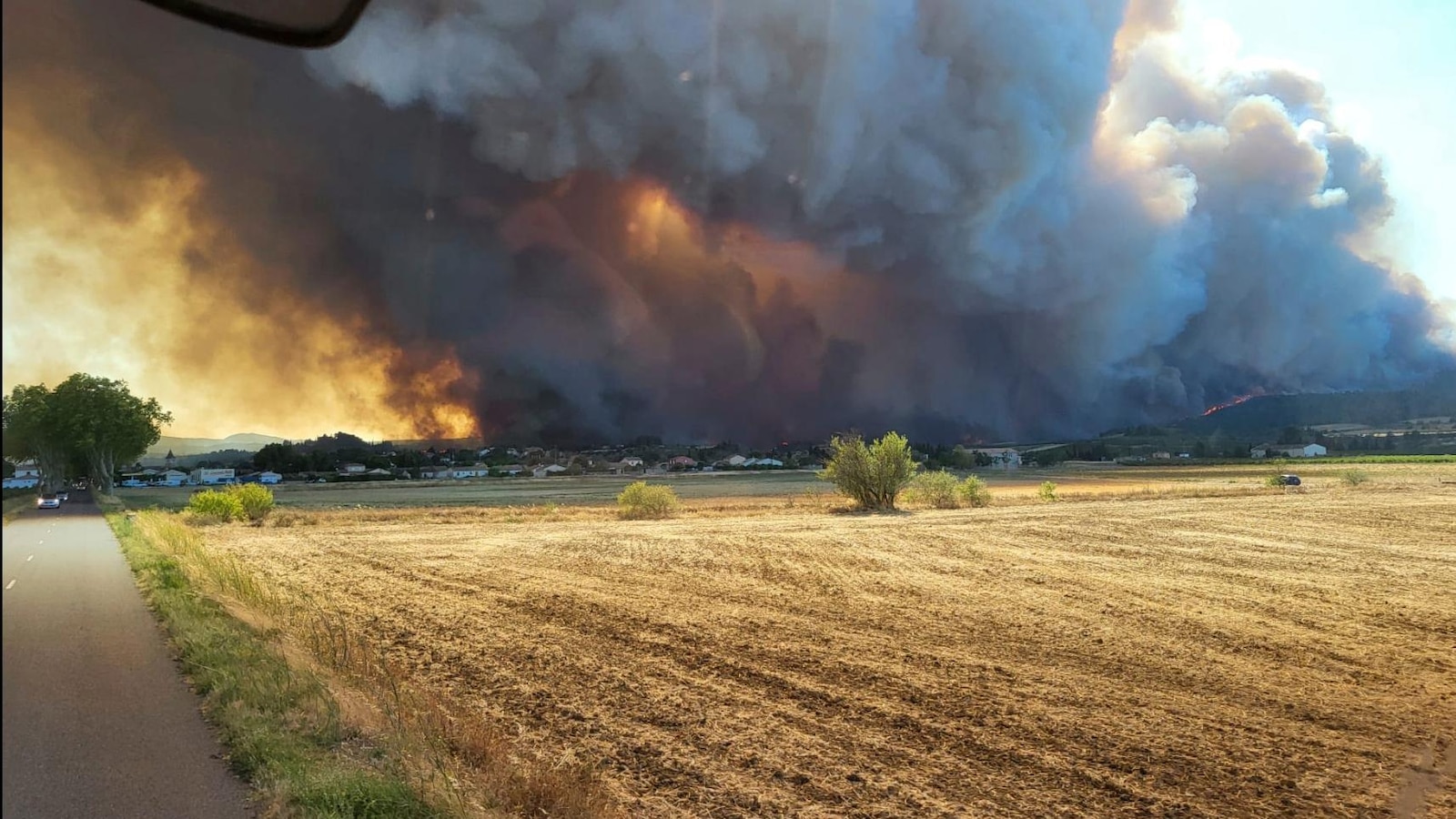 A wildfire in southern France has killed 1 and injured several and is still spreading