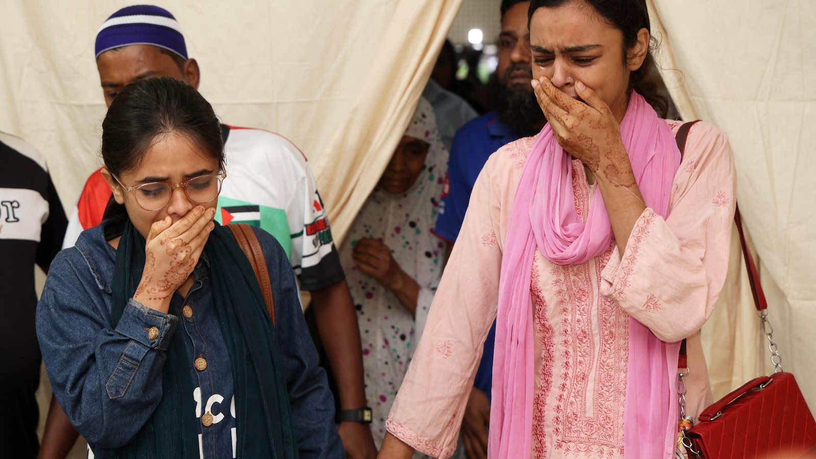 لقي ما لا يقل عن 18 شخصا حتفهم عندما غرقت حافلة في نهر في بنجلاديش