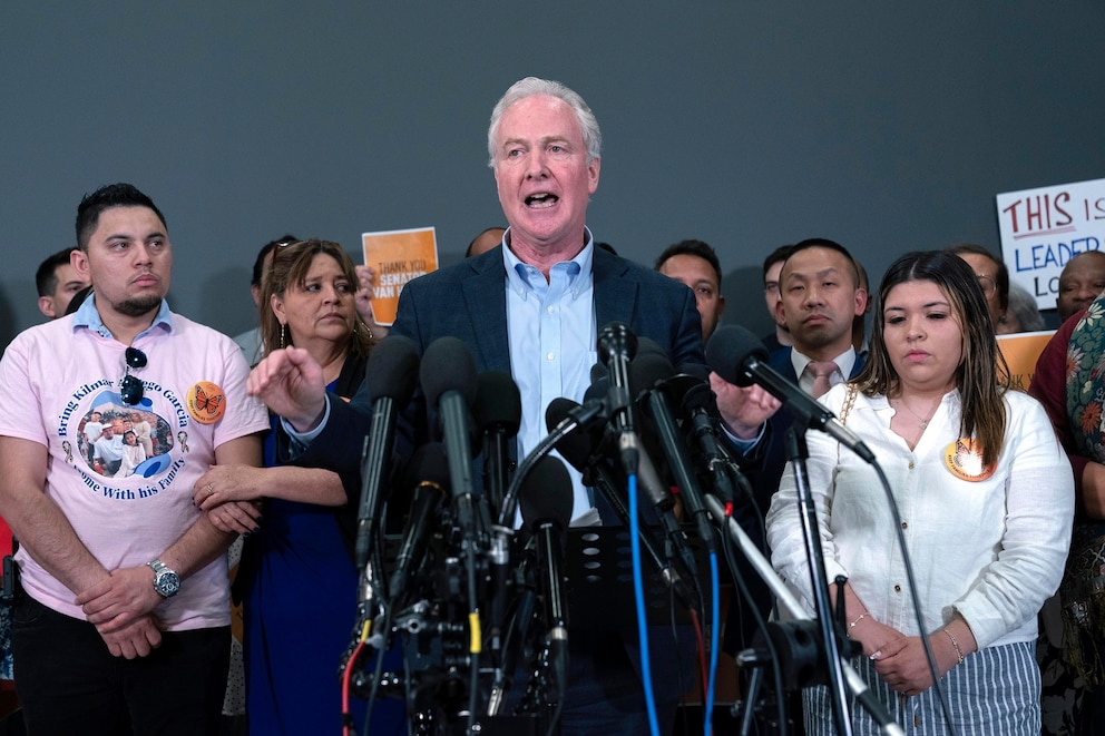 PHOTO: Sen. Chris Van Hollen speaks during a news conference upon his arrival from meeting with Kilmar Abrego Garcia in El Salvador, at Washington Dulles International Airport, in Chantilly, Va., April 18, 2025.