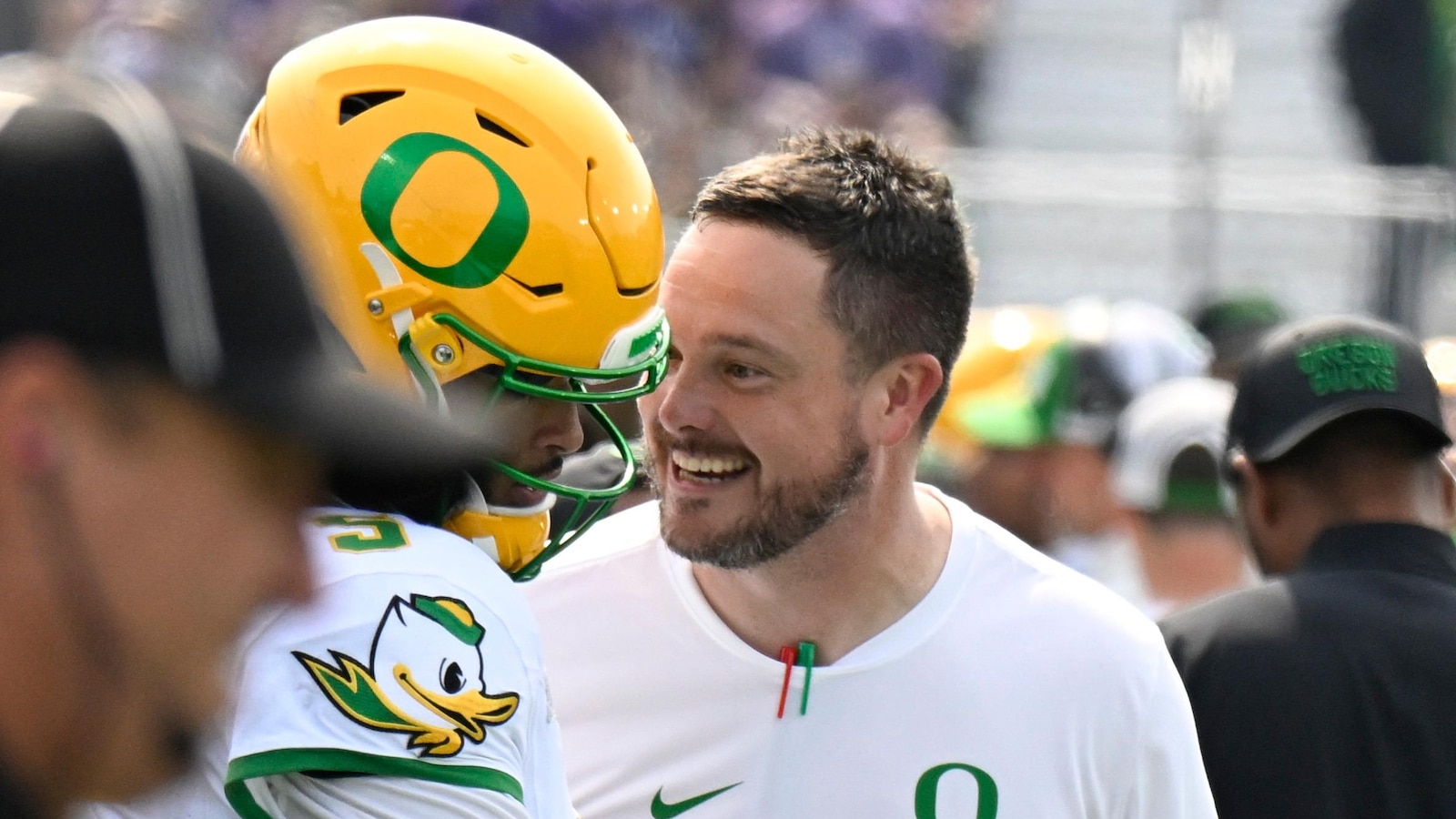 No. 4 Oregon cruises past Northwestern 34-14