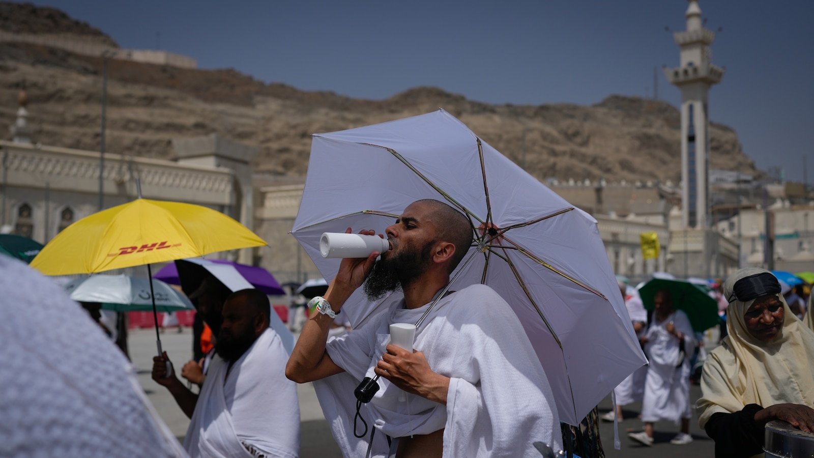 مع بدء احتفالات عيد الأضحى، يؤدي الحجاج المسلمون مناسك الحج وسط الحر الشديد
