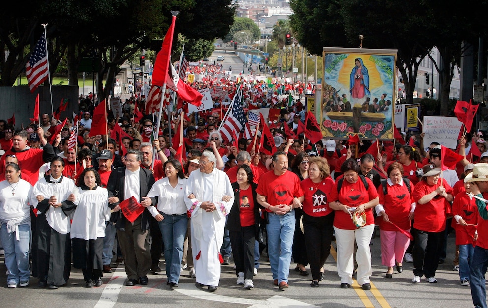 PHOTO: Dolores Huerta, center in black jacket, co-founder of the United Farm Workers union, joins UFW members and their supporters during a rally, March 26, 2006, in downtown Los Angeles.