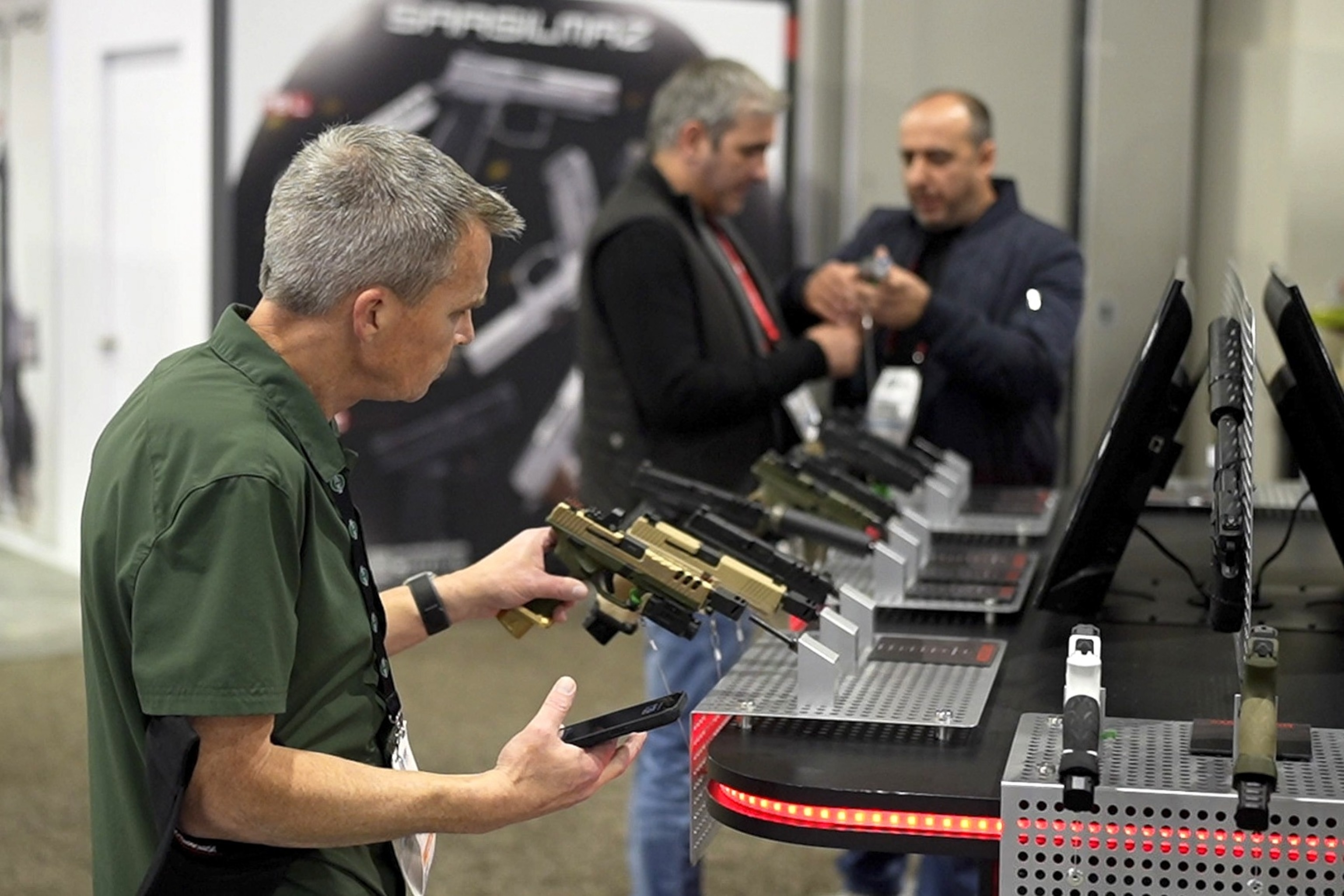 Foto: Em 25 de janeiro de 2024, as pessoas visitam a arma em uma feira comercial em Las Vegas em Las Vegas.