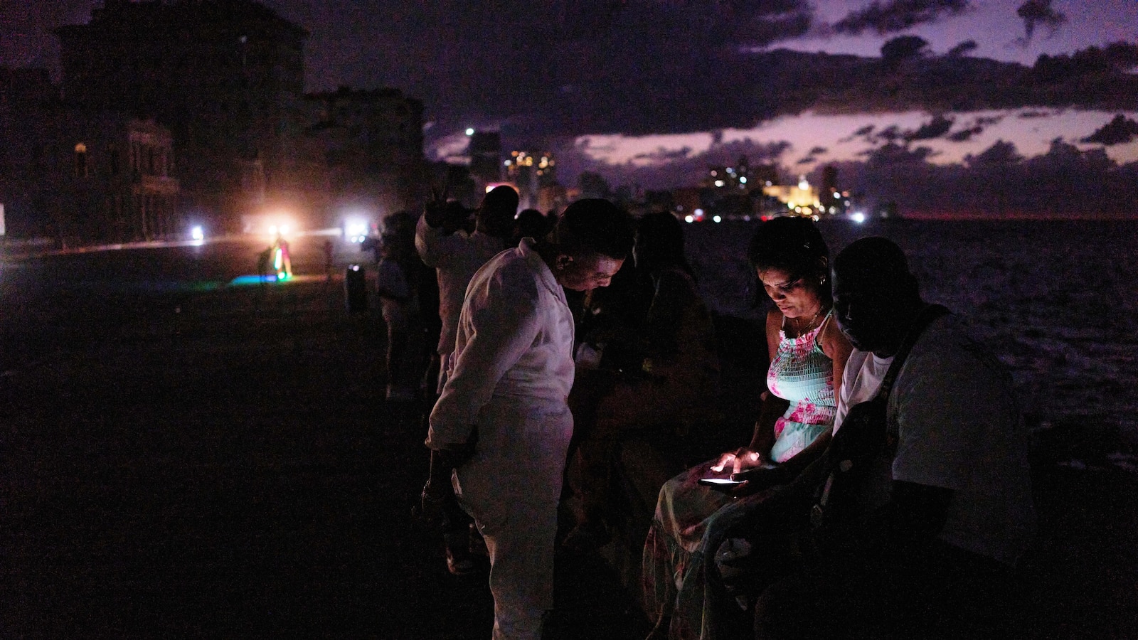 Cuba begins to restore power after nationwide grid collapse