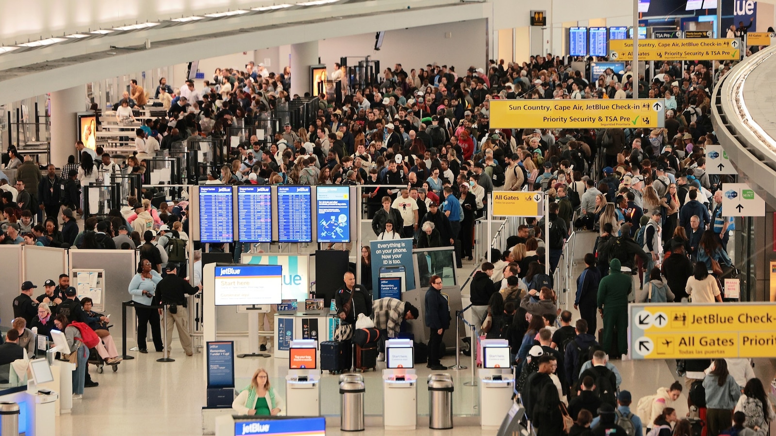 Memorial Day weekend travel: The busiest days to fly and drive