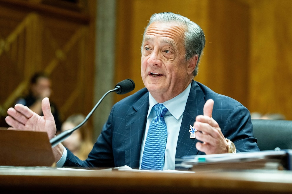 PHOTO: Postmaster General at a Senate Hearing