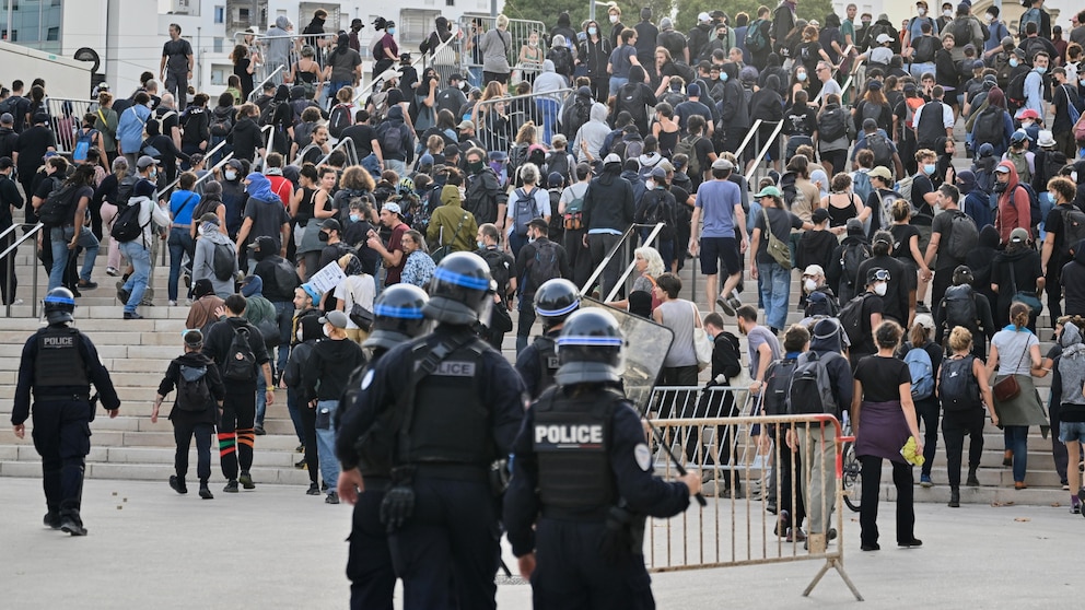 Protesters clash with police in Paris as 'Block Everything' movement gains  momentum - ABC News