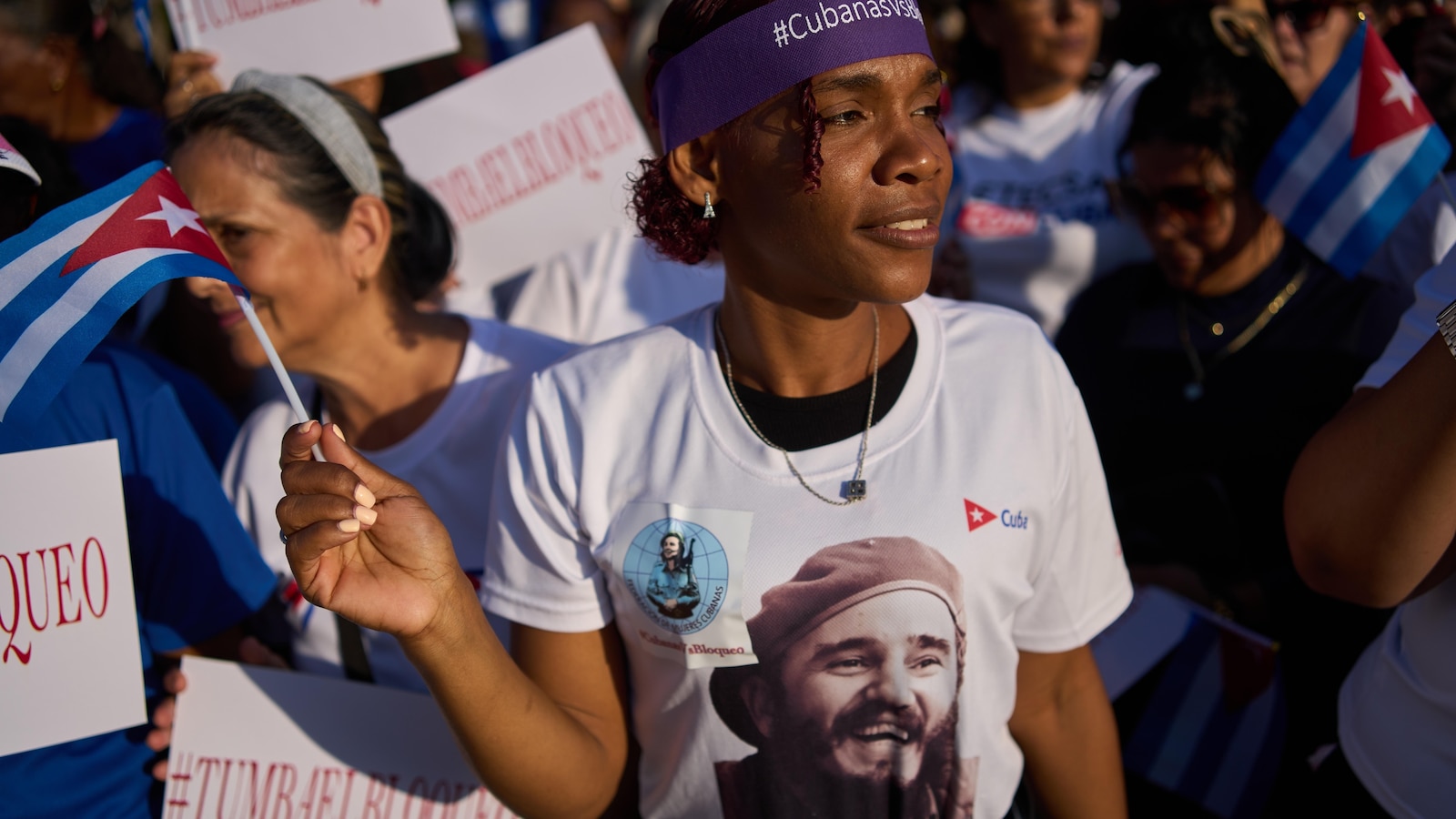 تظاهرت مئات النساء الكوبيات ضد الحظر النفطي الذي تفرضه الولايات المتحدة مع تفاقم الأزمة