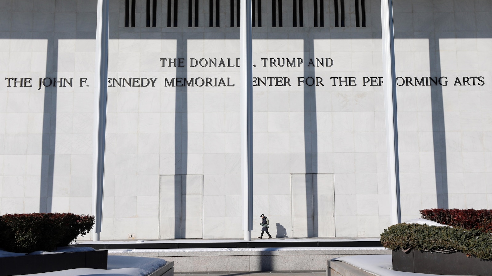 Legisladores demócratas pidieron al juez retirar el nombre de Trump del Kennedy Center