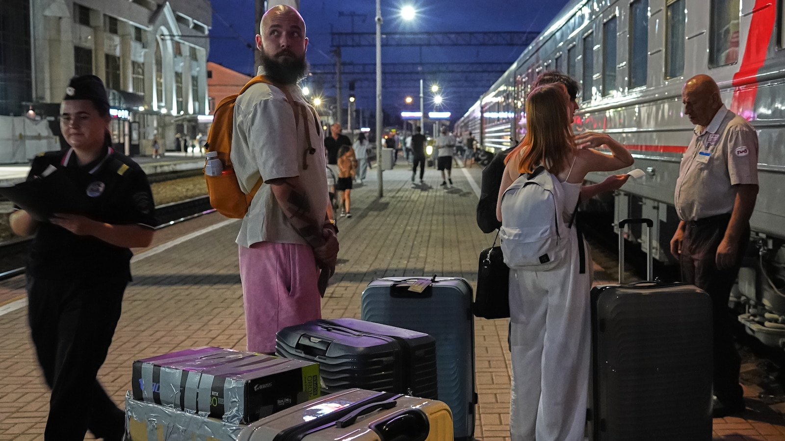 Руснаците все още бягат в чужбина, като се позовават на страховете от нова мобилизация и загуба на свобода