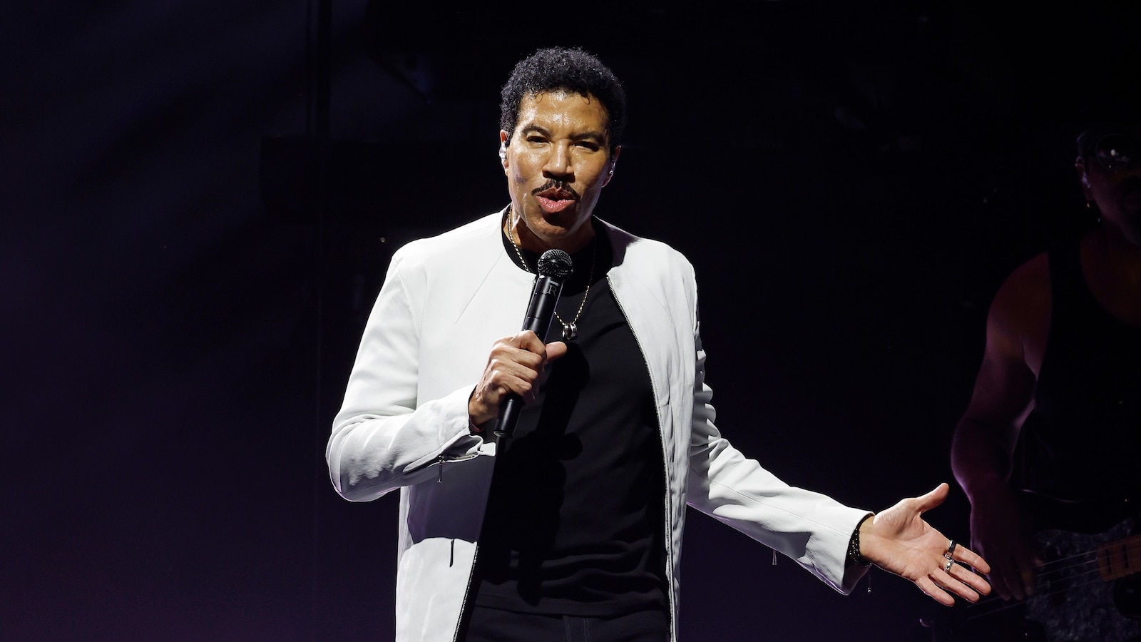Lionel Richie falls ill on stage on 1st night of tour