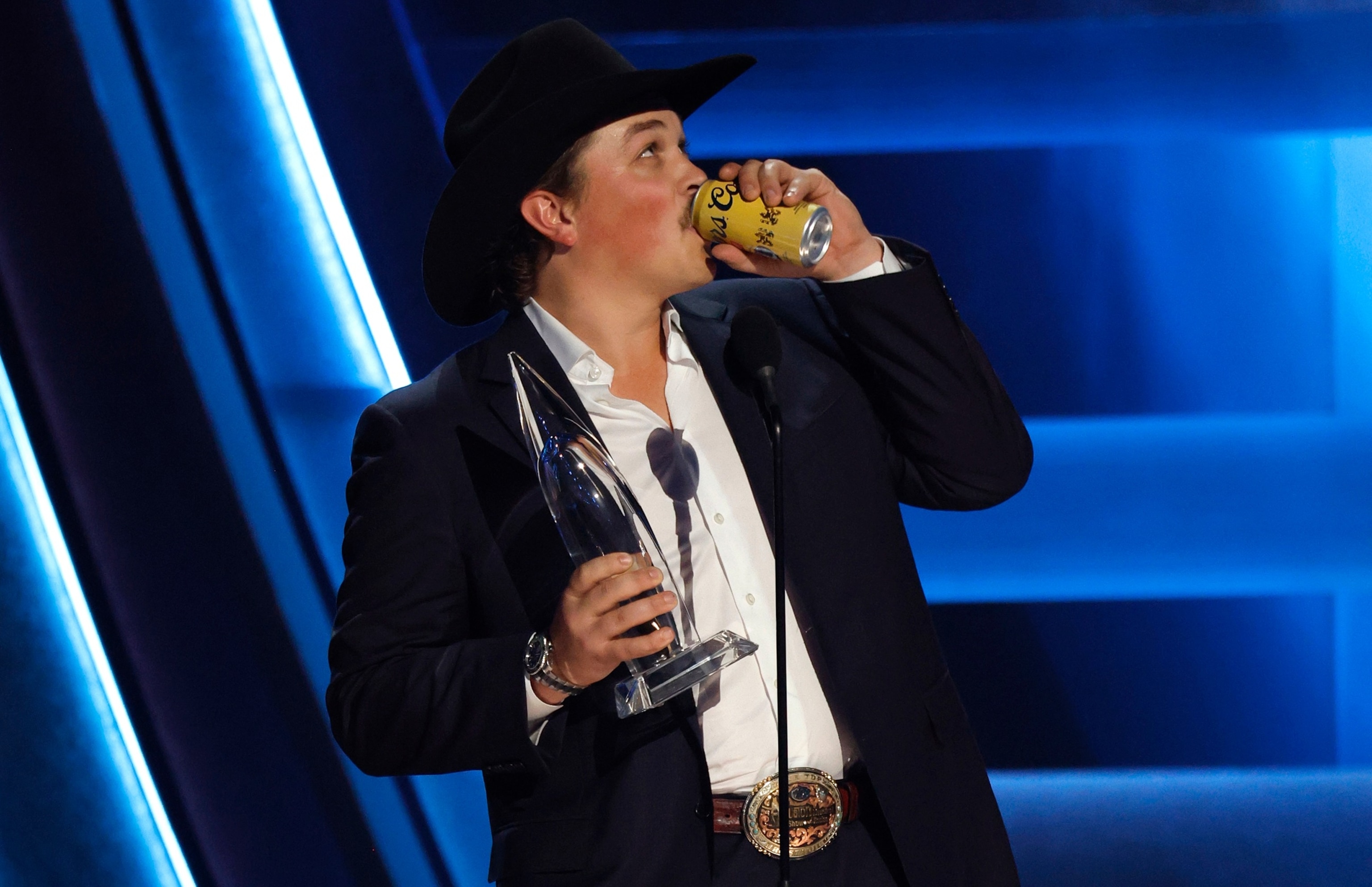 Zach Top wins new artist of the year at 2025 CMA Awards: What to know about the singer - ABC News