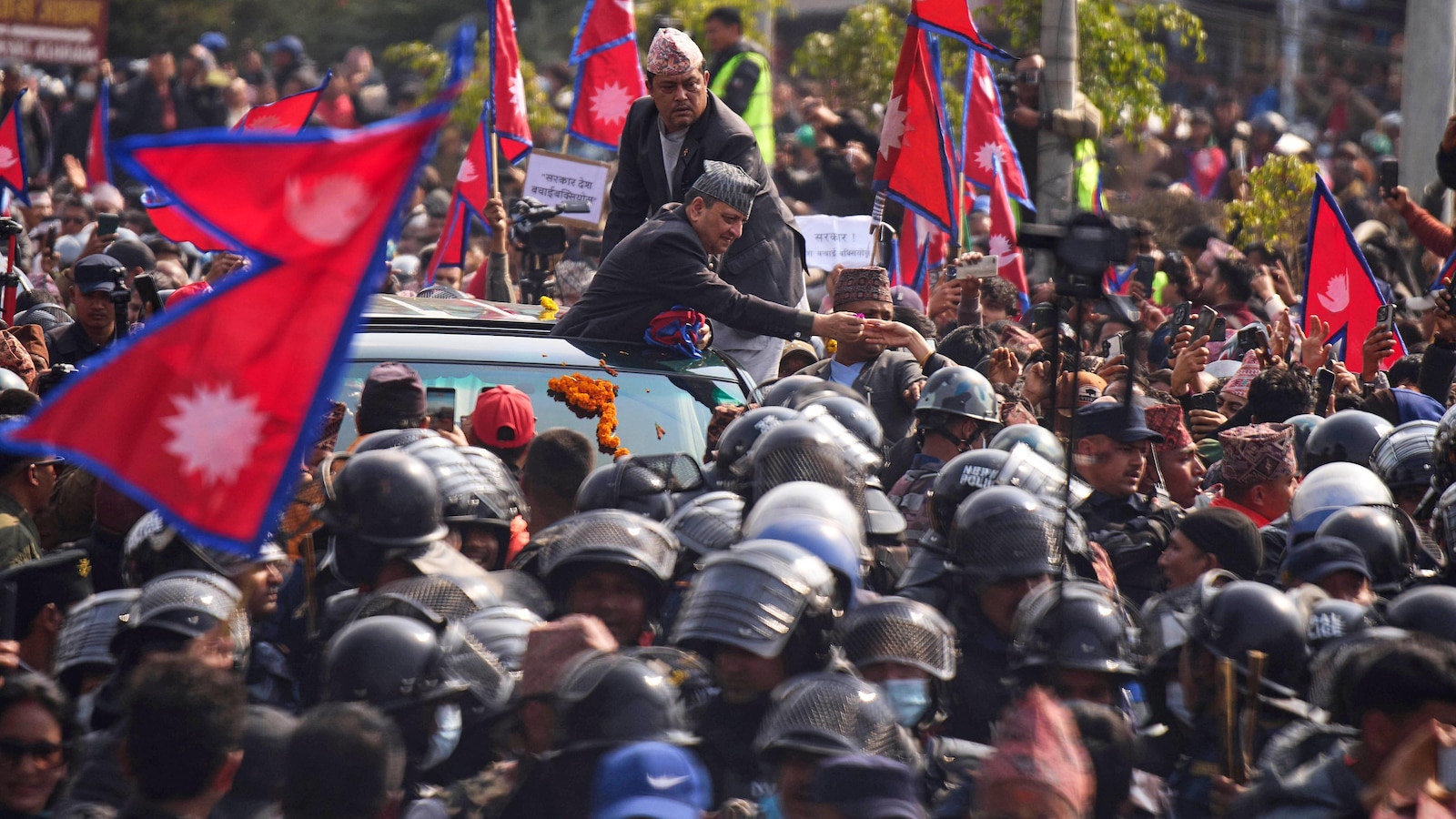 Хиляди се събраха в подкрепа на бившия крал на Непал и призовават за връщане на монархията