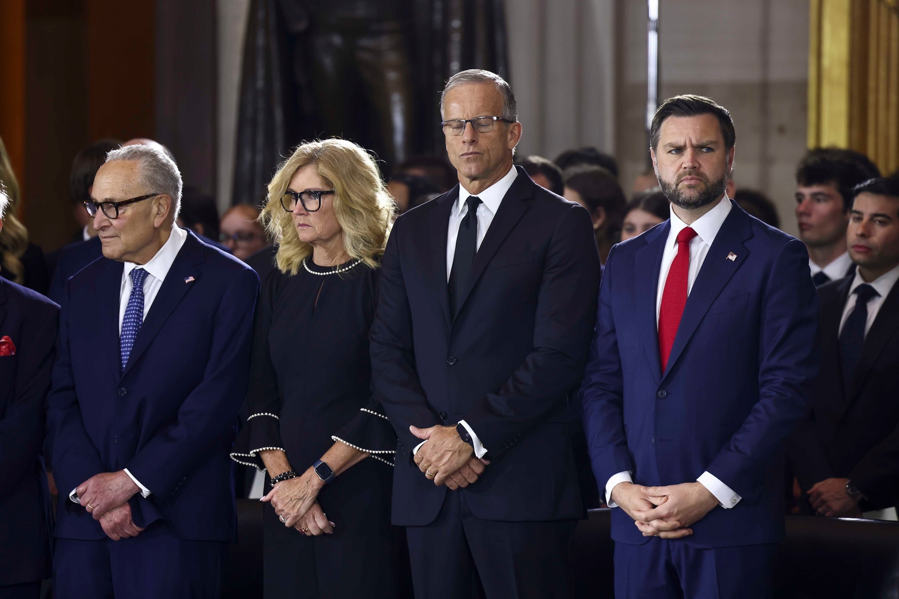 FOTO: El líder de la minoría del Senado, Chuck Schumer, el senador Marsh Blackburn, el líder de la mayoría del Senado, John Thune, y el vicepresidente JD Vance asisten a un homenaje al fallecido senador estadounidense Lindsey Graham en la rotonda del Capitolio de los Estados Unidos el 28 de julio de 2026 en Washington.