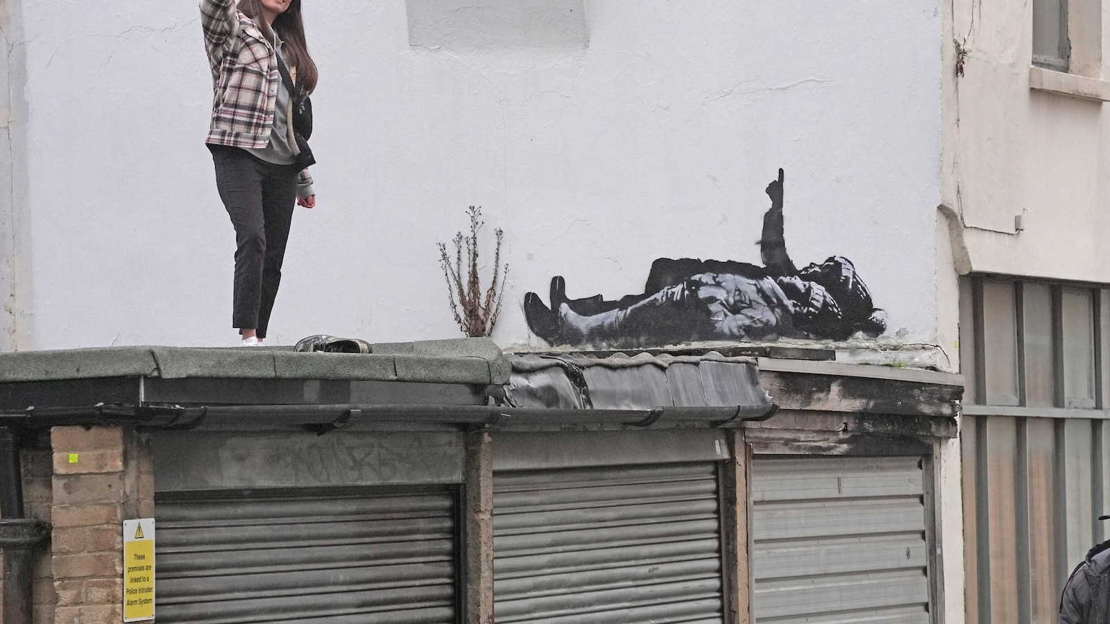 Banksy разкрива ново изкуство в Лондон след спекулации за стенописи