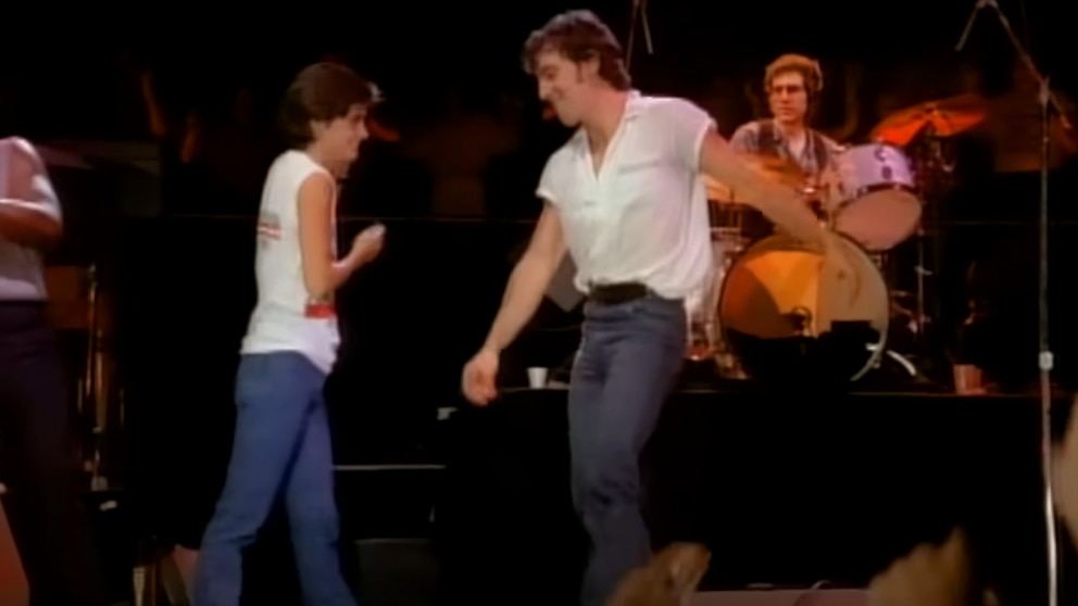 Courteney Cox Dancing In The Dark Video Courteney Cox recreates 'Dancing in the Dark' moves from Bruce