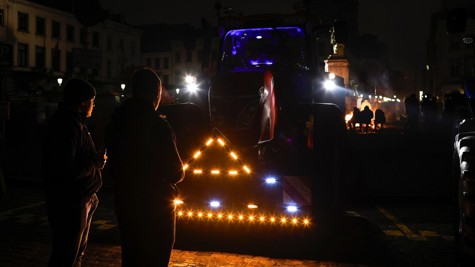 Horns blaring and engines roaring, 100s of tractors bring farmers' plight to an EU summit