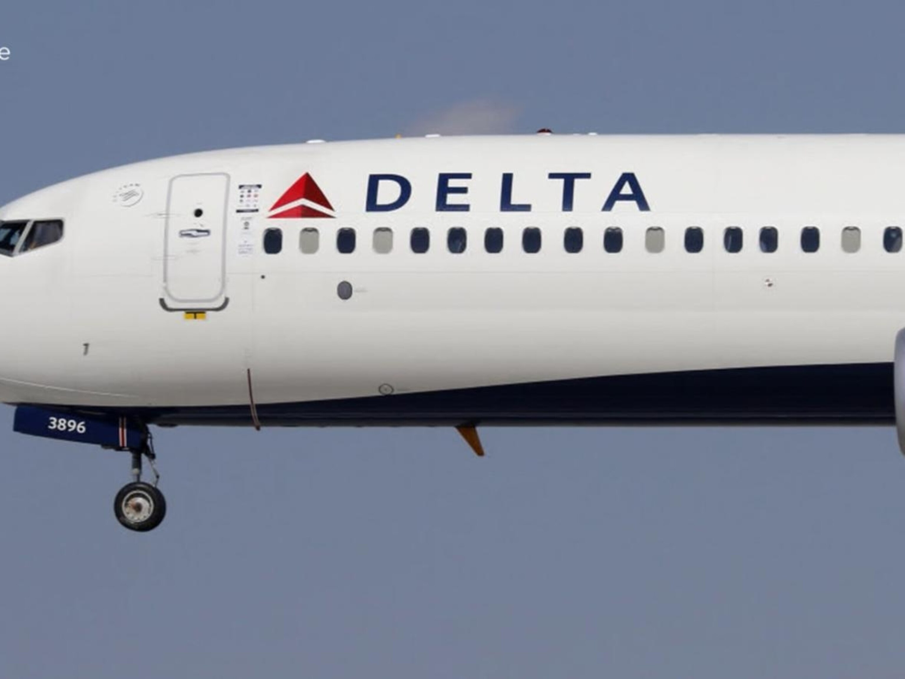 Wing of Delta plane strikes runway at LaGuardia Airport during landing -  ABC News