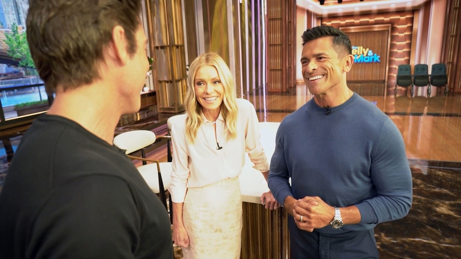 Kelly Ripa, Mark Consuelos speak with David Muir about rooting for the underdogs as new Italian soccer team owners - ABC News
