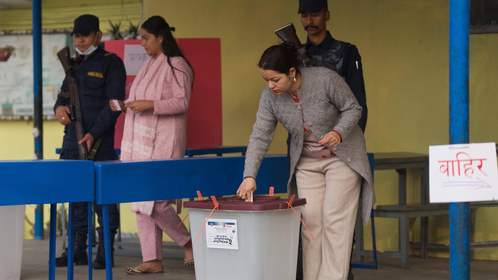 بدأ التصويت في أول انتخابات تجريها نيبال منذ سقوط الحكومة في احتجاجات قادها الشباب العام الماضي