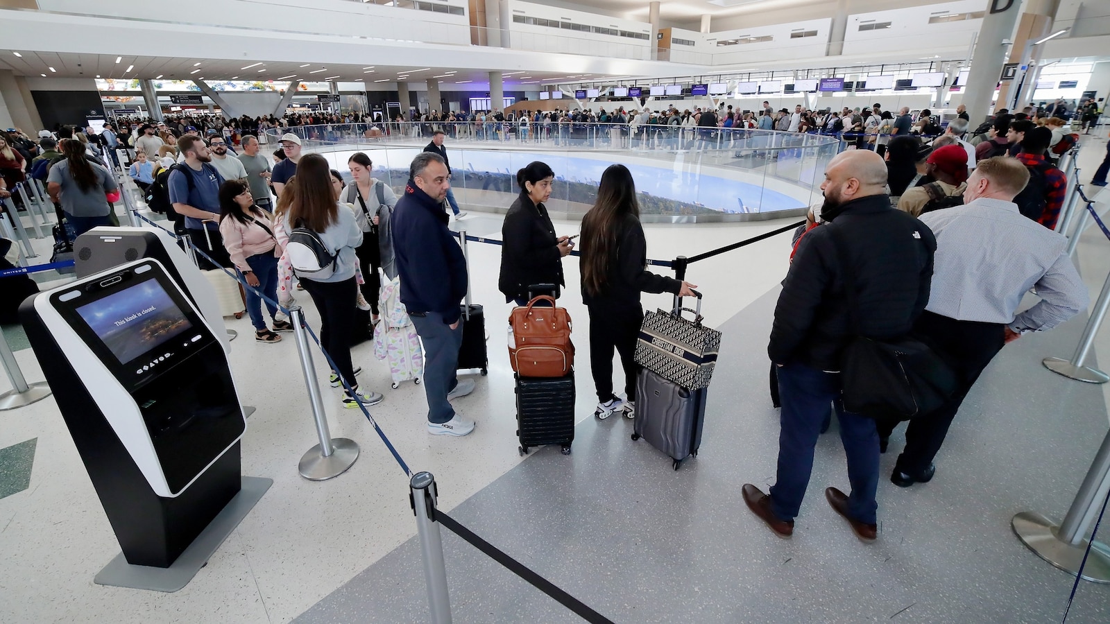 Record numbers of TSA officers called out Saturday as DHS shutdown continues