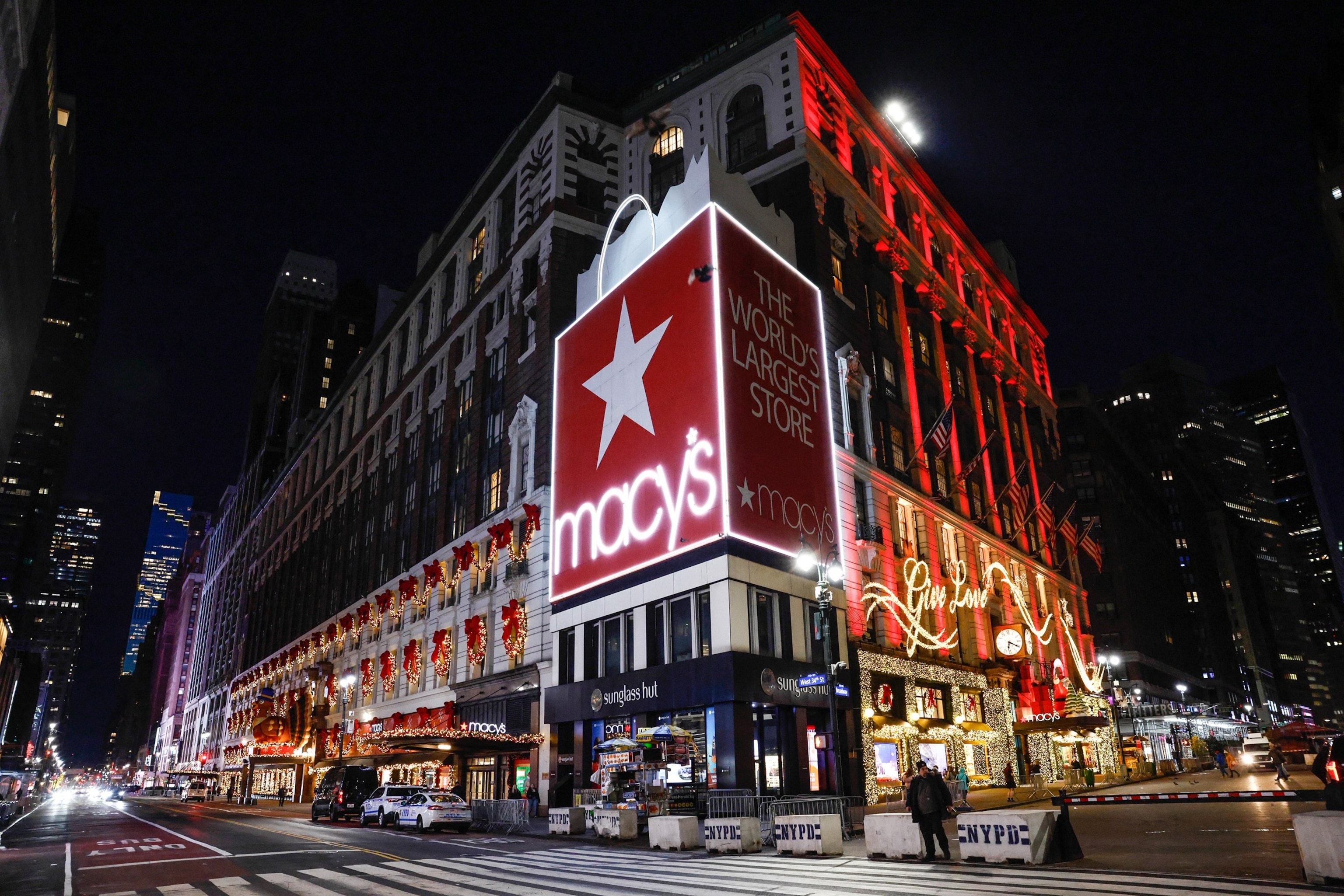New York tourist stabbed while changing baby’s diaper in Macy’s restroom, suspect charged: Police
