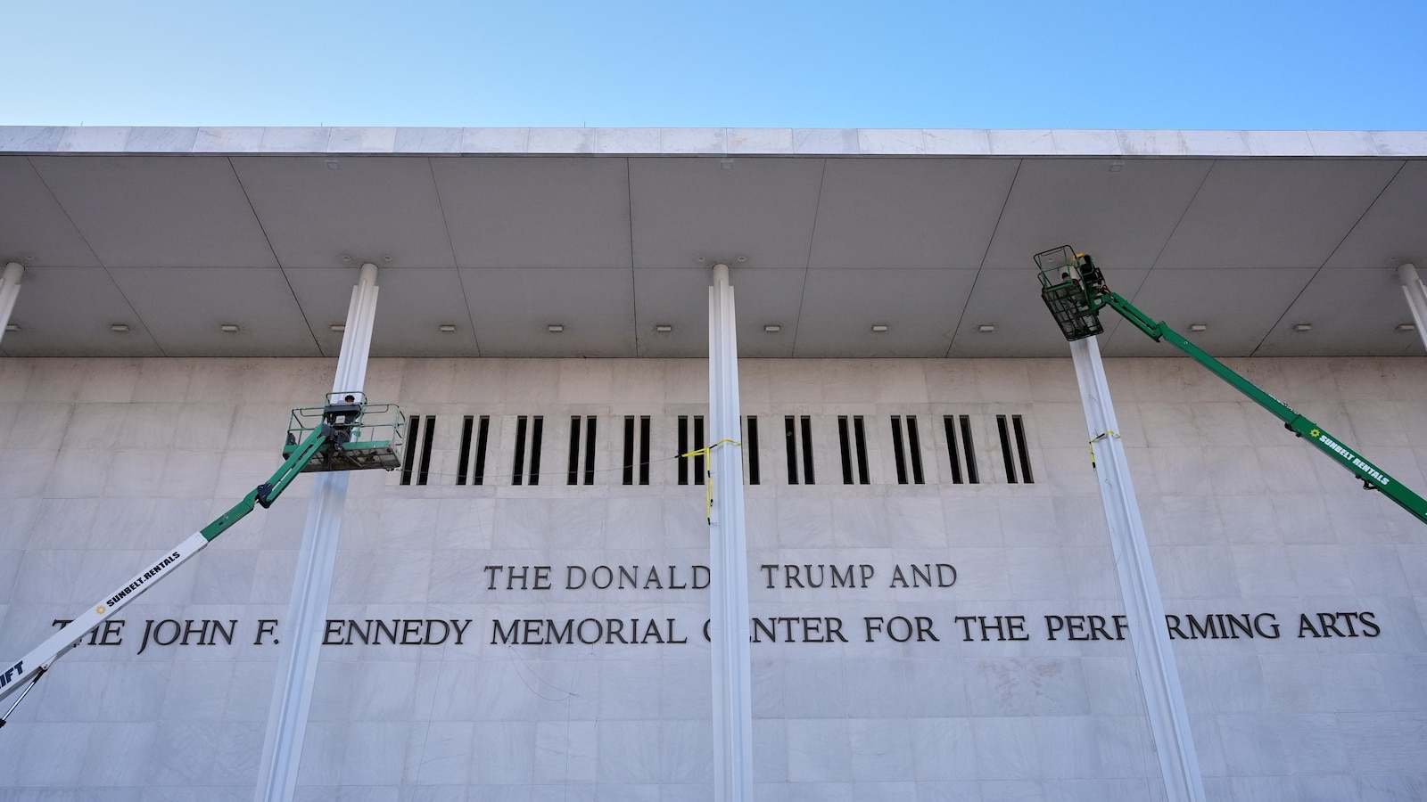 Kennedy Center bekritiseert muzikant die show annuleerde nadat de naam van Trump aan het gebouw was toegevoegd