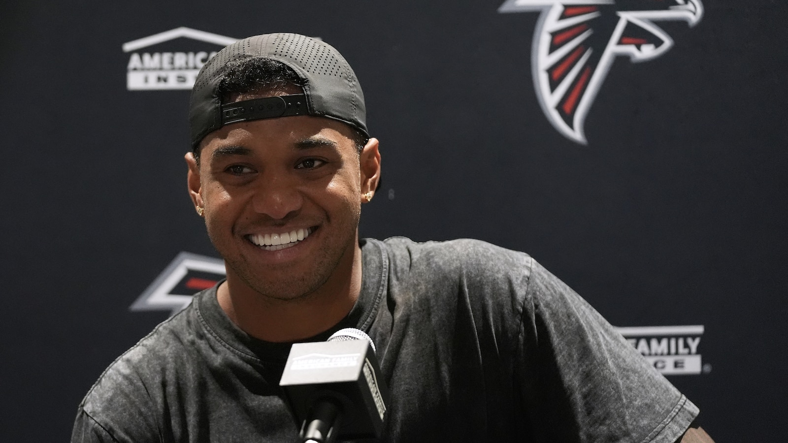 Falcons QB Tua Tagovailoa leaves practice with an oblique injury