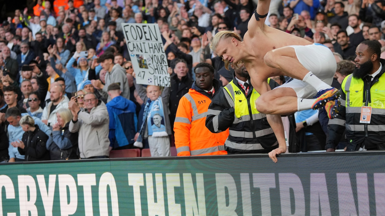 Arsenal snatches 1-1 draw with defensive Man City with Martinelli’s stoppage-time goal