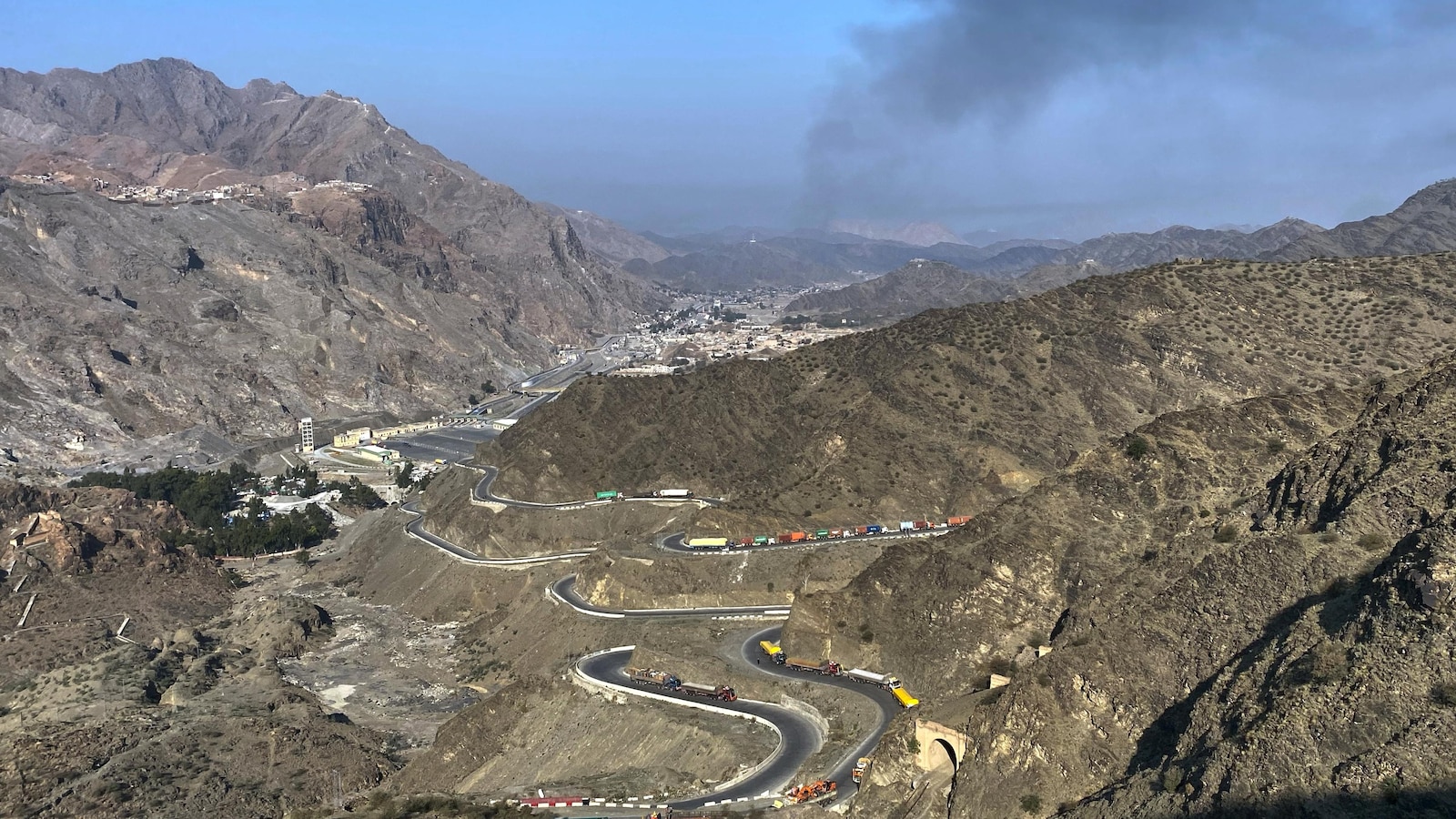 Pakistan president defends strikes in Afghanistan, urges Kabul to dismantle militants