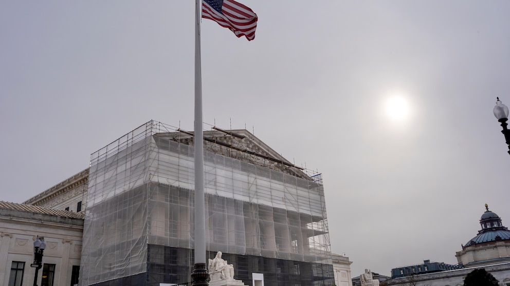 Supreme Court keeps Trump's National Guard deployment blocked in the  Chicago area, for now - ABC News
