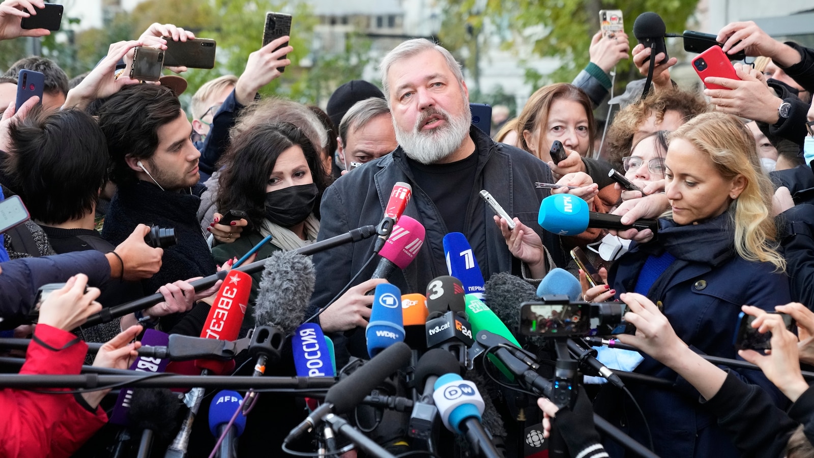 Водещият независим вестник в Русия се затваря, обвинявайки натиска на властите